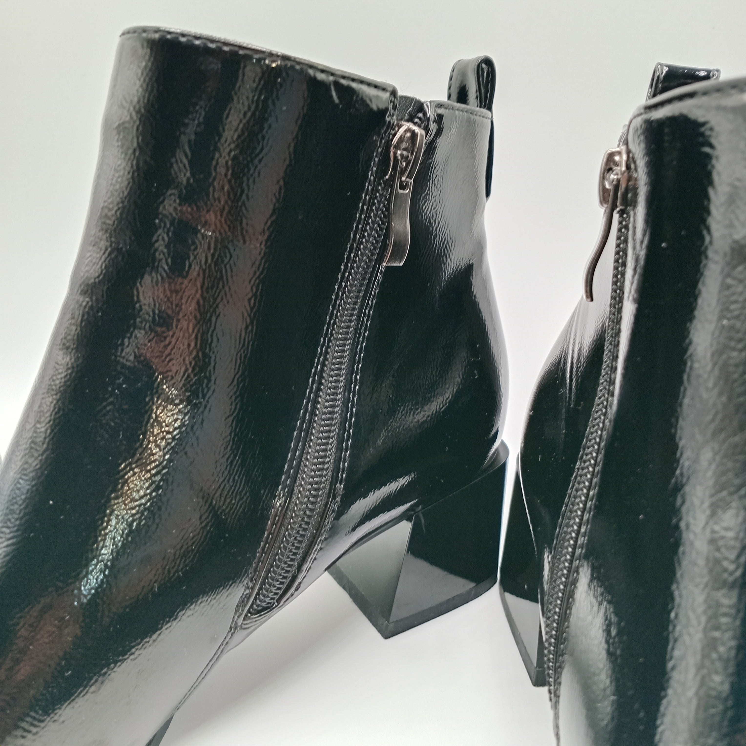 BOTA ROCKAWAY PRETO ECO PELE VERNIZ ZIPER DETALHE ZIPER FAKE BOTIM