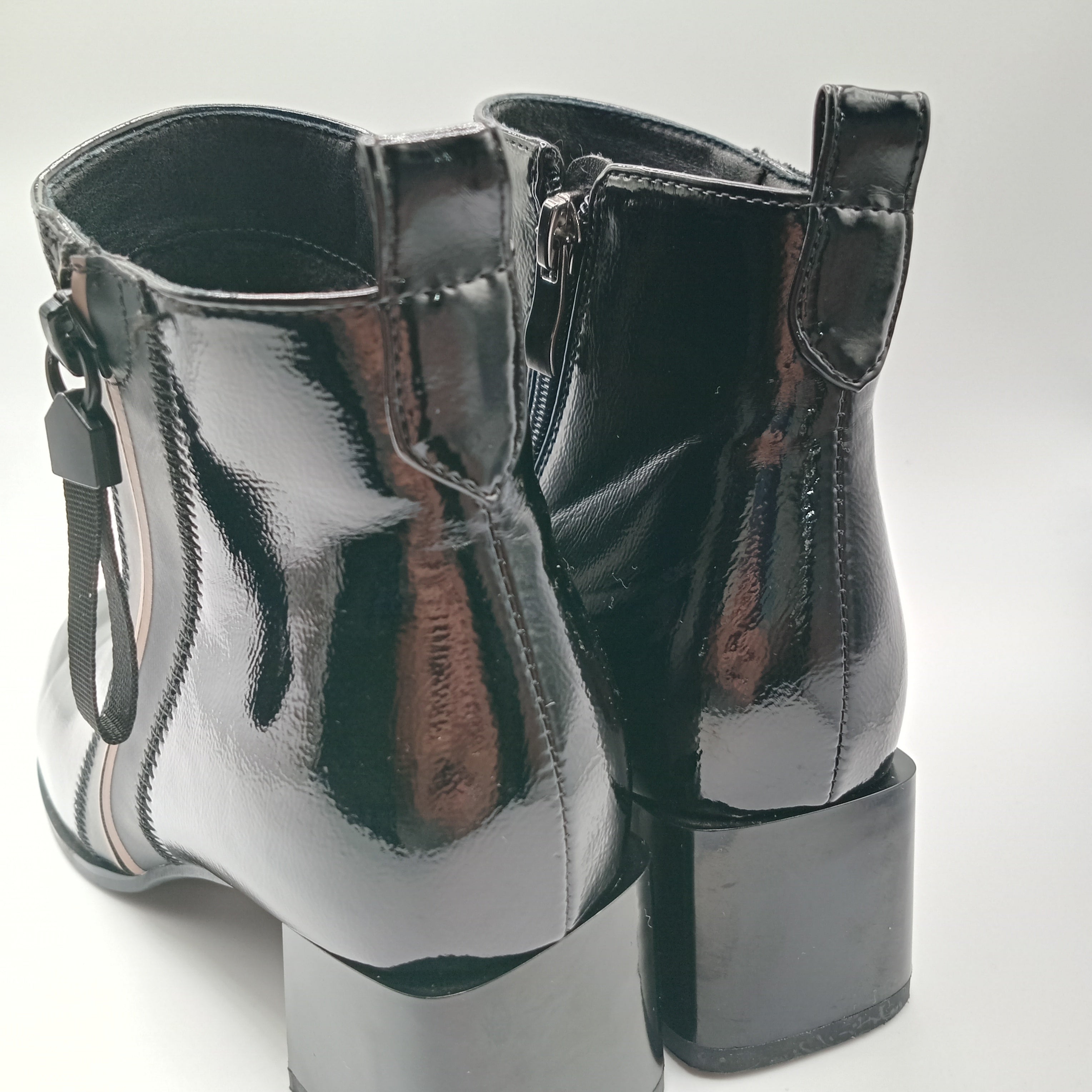 BOTA ROCKAWAY PRETO ECO PELE VERNIZ ZIPER DETALHE ZIPER FAKE BOTIM