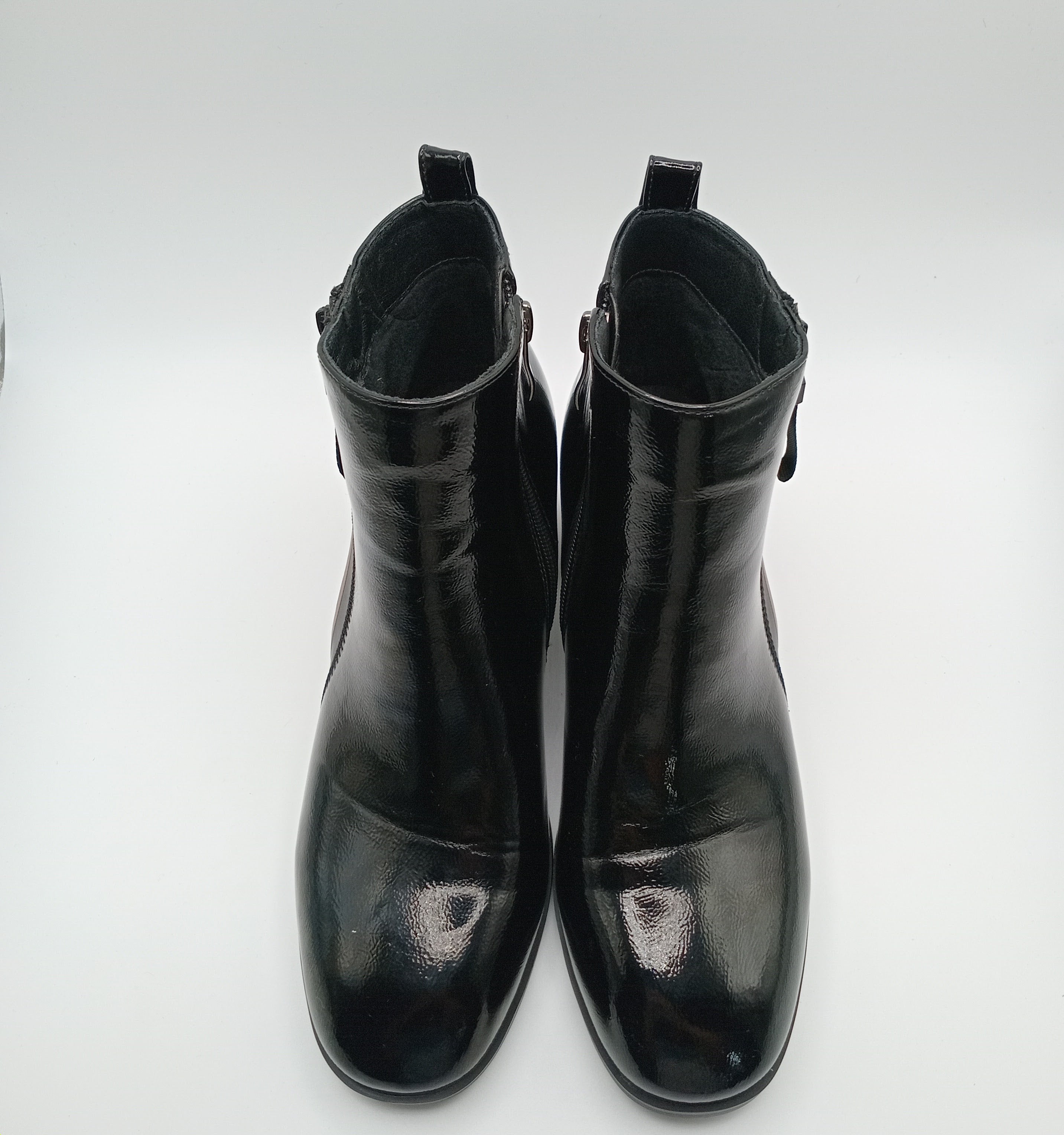 BOTA ROCKAWAY PRETO ECO PELE VERNIZ ZIPER DETALHE ZIPER FAKE BOTIM