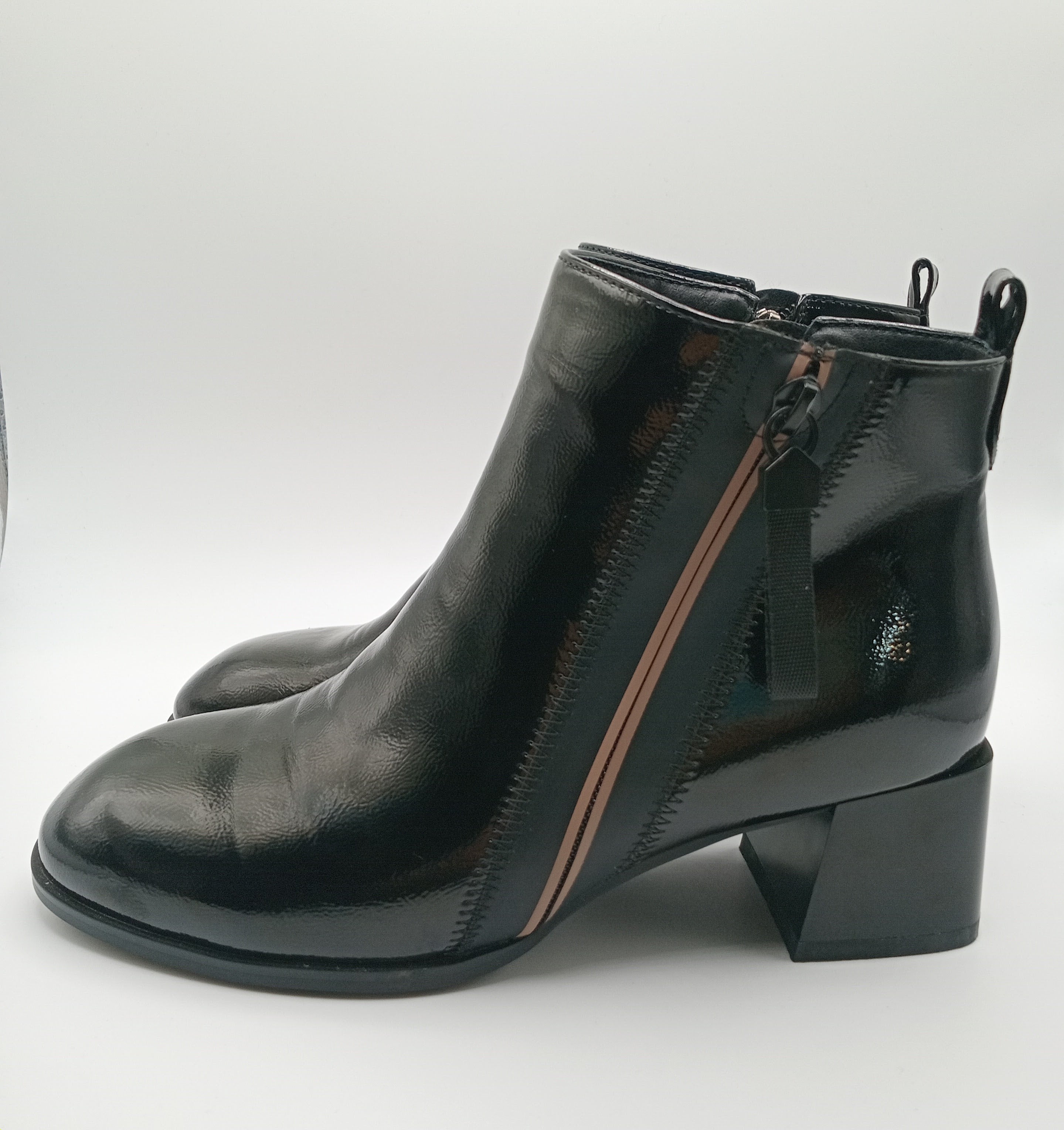 BOTA ROCKAWAY PRETO ECO PELE VERNIZ ZIPER DETALHE ZIPER FAKE BOTIM