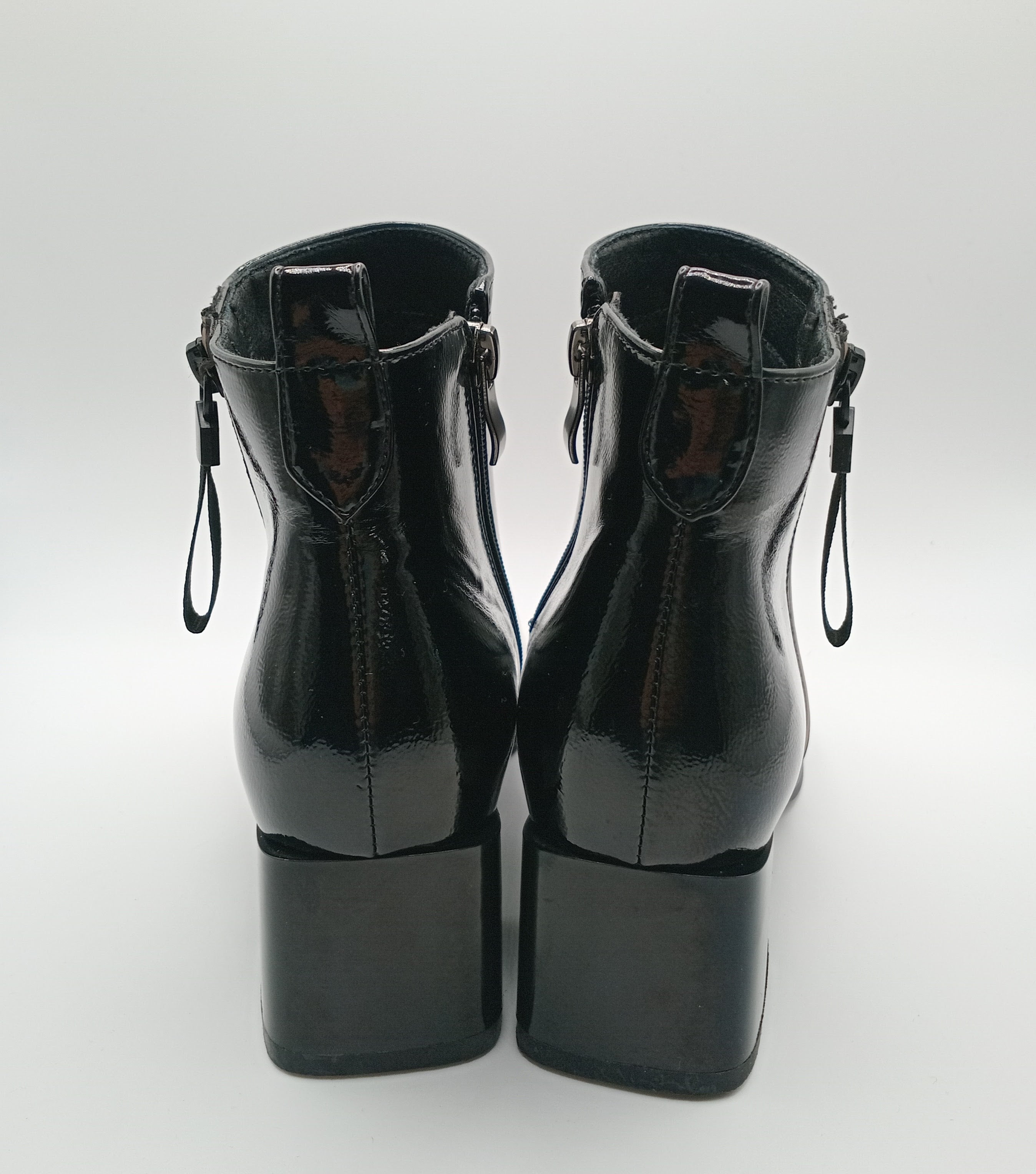 BOTA ROCKAWAY PRETO ECO PELE VERNIZ ZIPER DETALHE ZIPER FAKE BOTIM