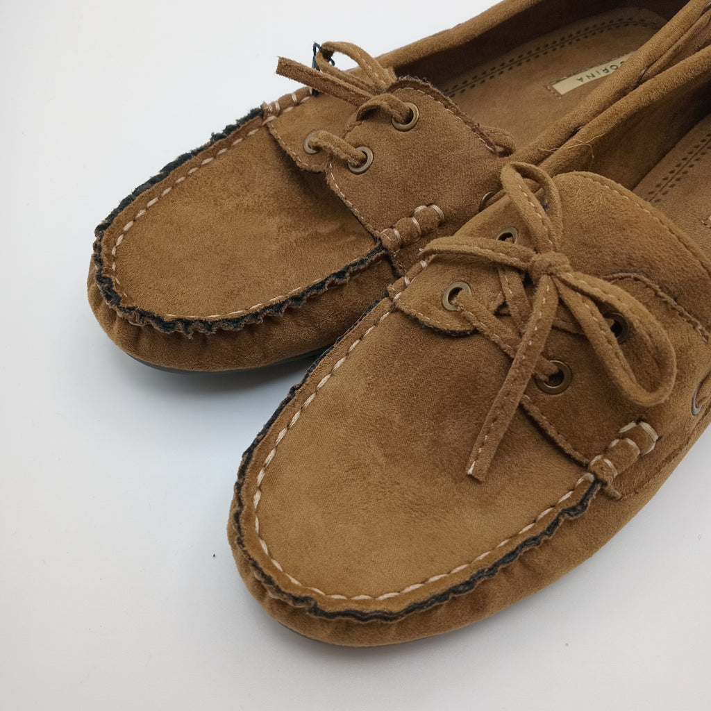 Mocassim Feminino Corina em Camurça com Laço; Sapato Casual Confortável Estilo Náutico Marrom Camel