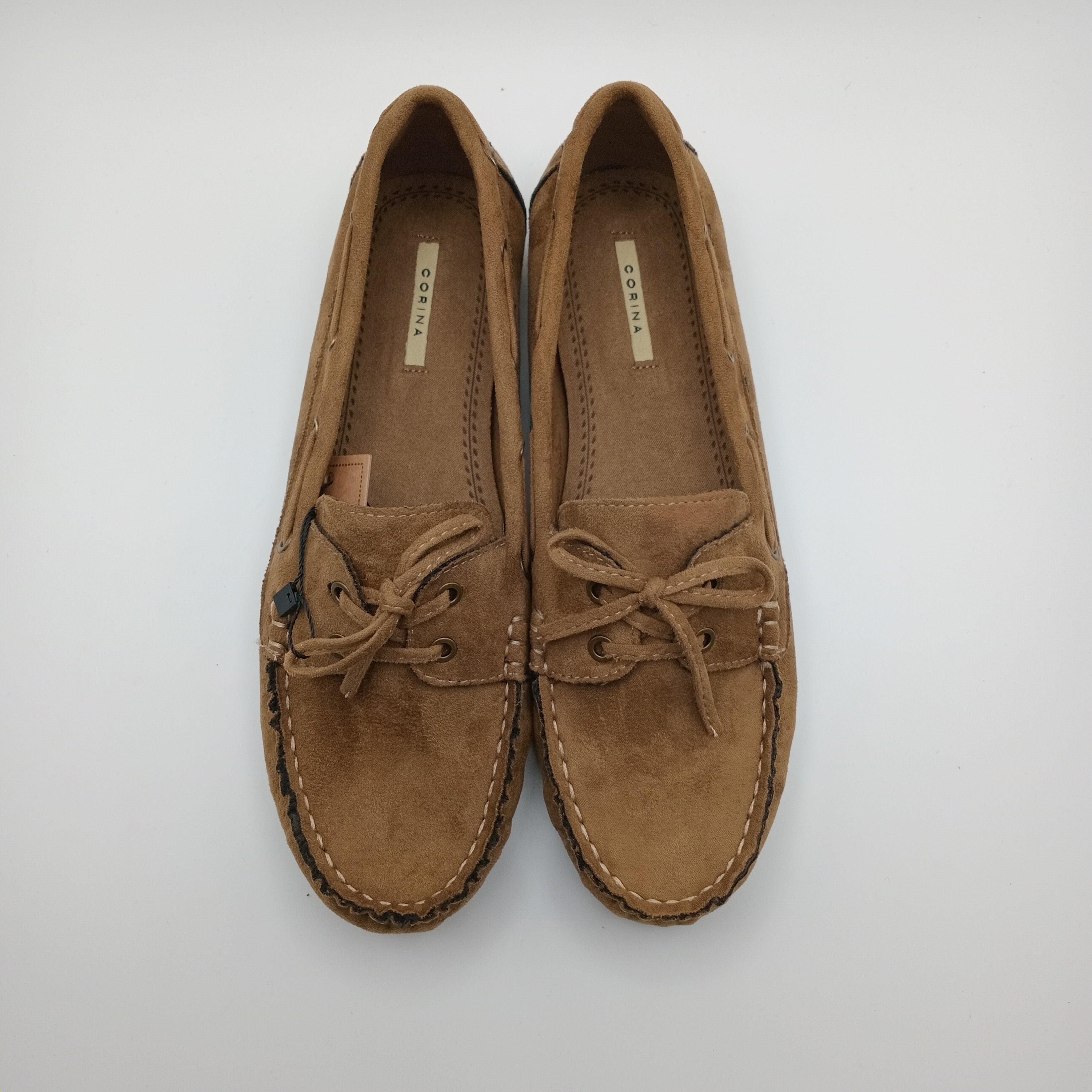 Mocassim Feminino Corina em Camurça com Laço; Sapato Casual Confortável Estilo Náutico Marrom Camel
