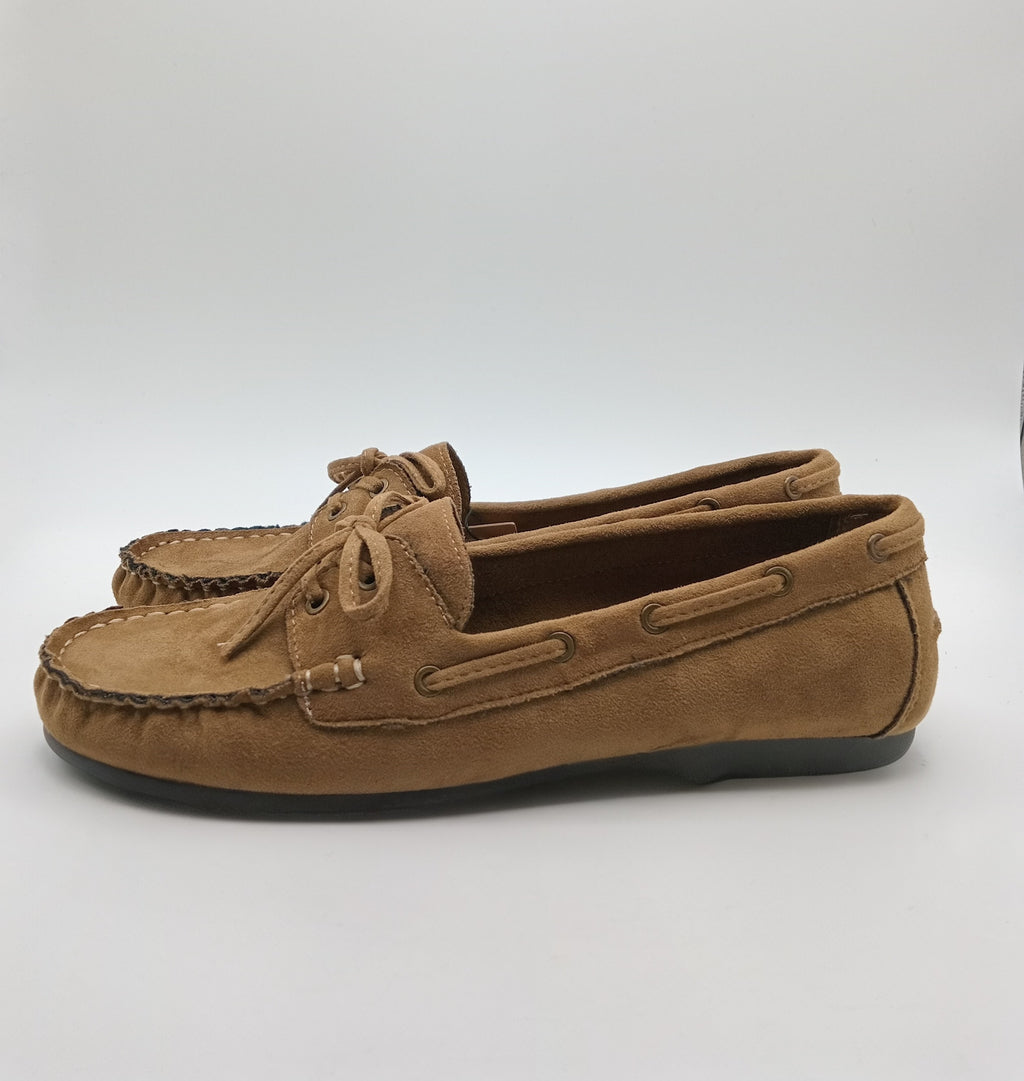 Mocassim Feminino Corina em Camurça com Laço; Sapato Casual Confortável Estilo Náutico Marrom Camel