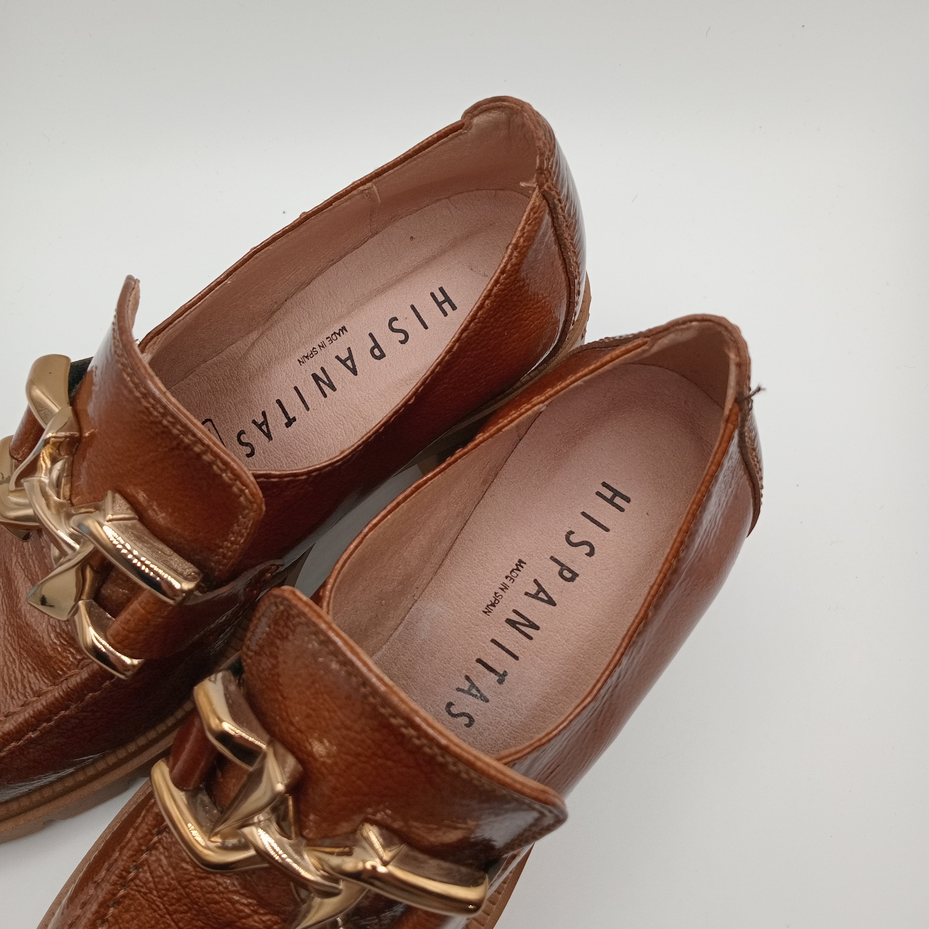 MOCASSIM SALTO HISPANITAS CASTANHO COURO FIVELA DOURADA TRATORADO