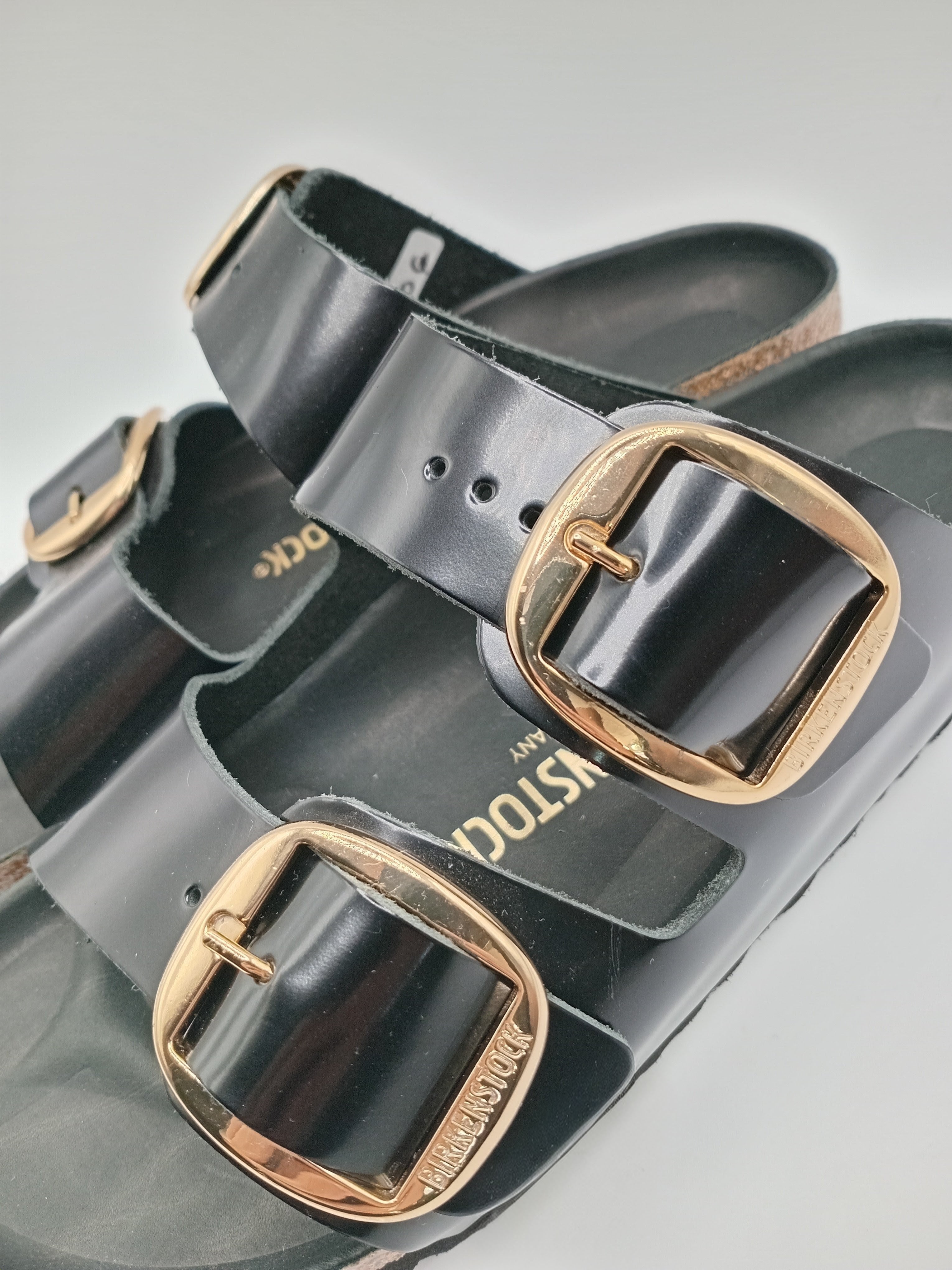 SANDÁLIA ARIZONA BS BIRKENSTOCK BLACK FIVELA DOURADA COURO VERNIZ PRETO