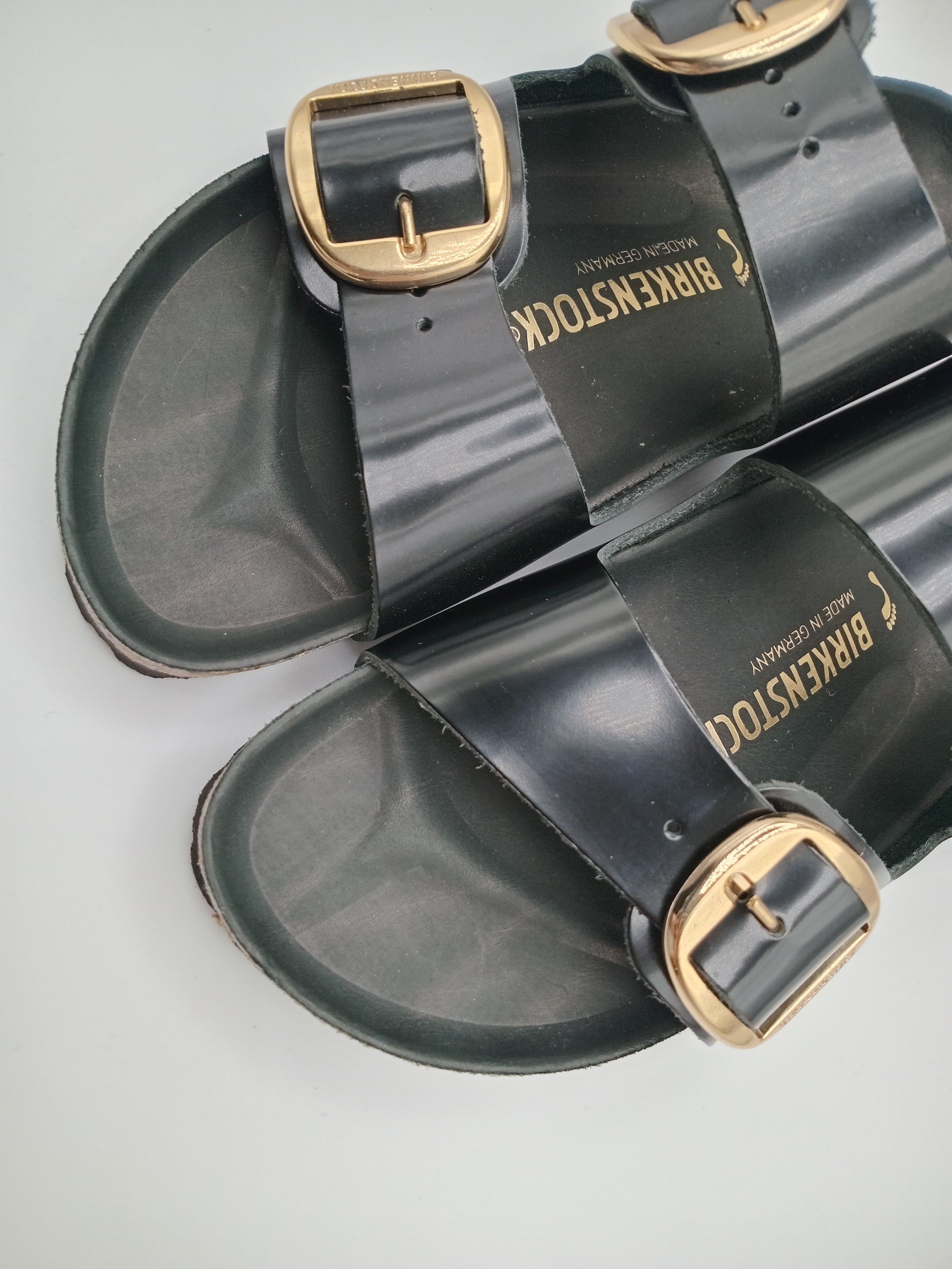 SANDÁLIA ARIZONA BS BIRKENSTOCK BLACK FIVELA DOURADA COURO VERNIZ PRETO