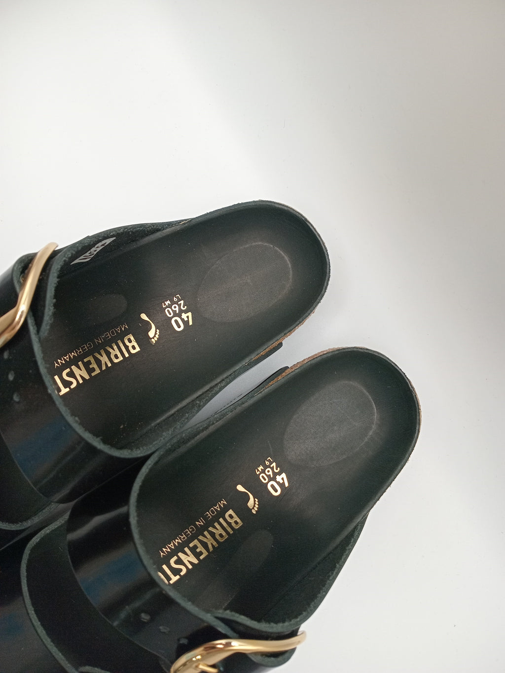 Sandálias Birkenstock Arizona BS Black Preto Verniz de cortiça unissexo com fivela dourada ajustável, chinelos de verão confortáveis e antiderrapantes, sapatos de praia para homem e mulher