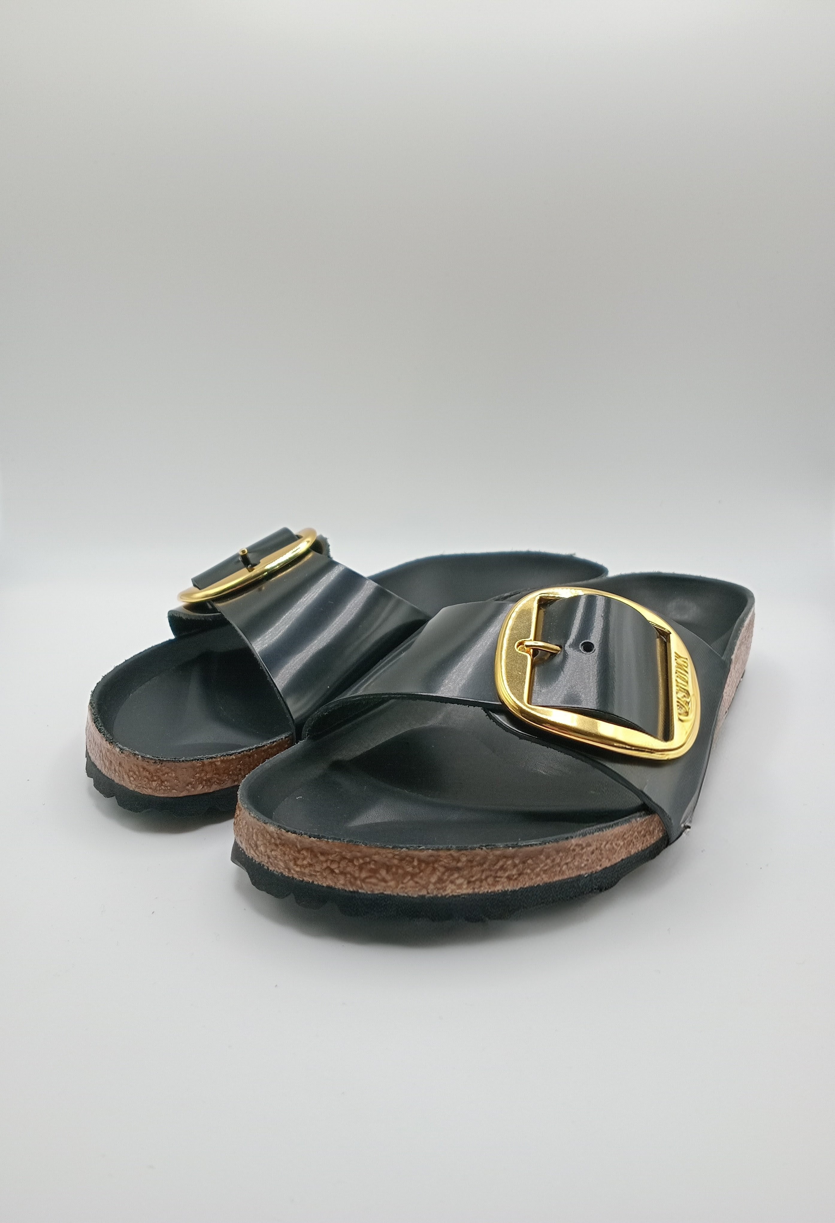 SANDÁLIA MADRID BIRKENSTOCK BLACK FIVELA DOURADA COURO VERNIZ PRETO