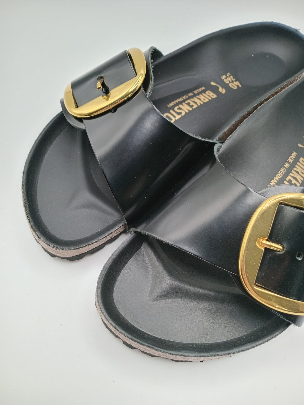 SANDÁLIA MADRID BIRKENSTOCK BLACK FIVELA DOURADA COURO VERNIZ PRETO