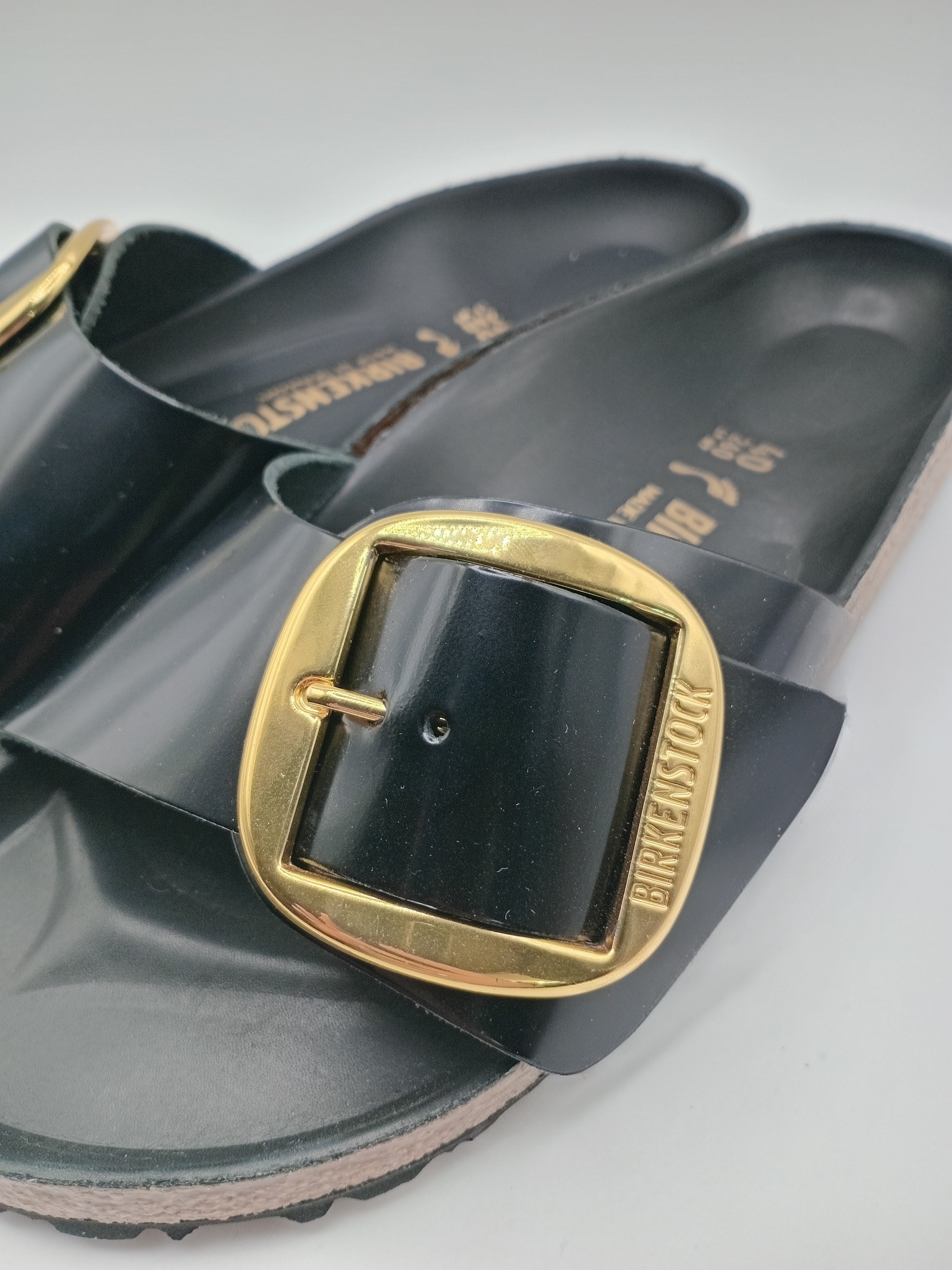 SANDÁLIA MADRID BIRKENSTOCK BLACK FIVELA DOURADA COURO VERNIZ PRETO