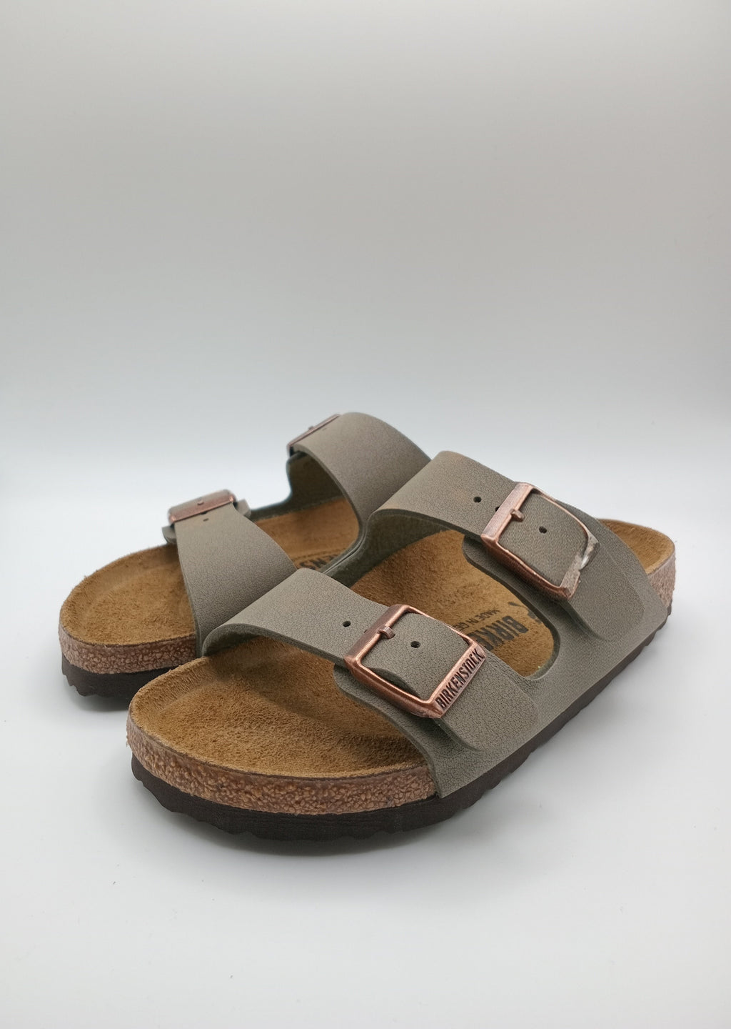 Sandálias Birkenstock Arizona Stone de Camurça Verde cinzento; Chinelos de Cortiça Ergonómicos com Fivelas de Cobre Ajustáveis para Mulher e Homem
