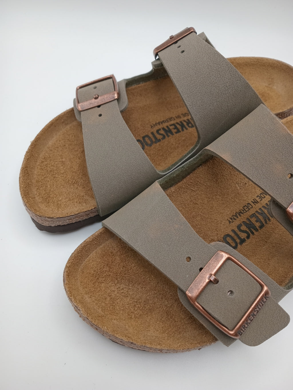 Sandálias Birkenstock Arizona Stone de Camurça Verde cinzento; Chinelos de Cortiça Ergonómicos com Fivelas de Cobre Ajustáveis para Mulher e Homem