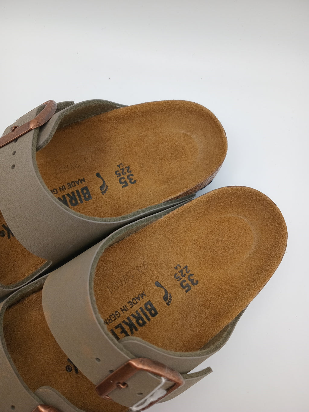 Sandálias Birkenstock Arizona Stone de Camurça Verde cinzento; Chinelos de Cortiça Ergonómicos com Fivelas de Cobre Ajustáveis para Mulher e Homem