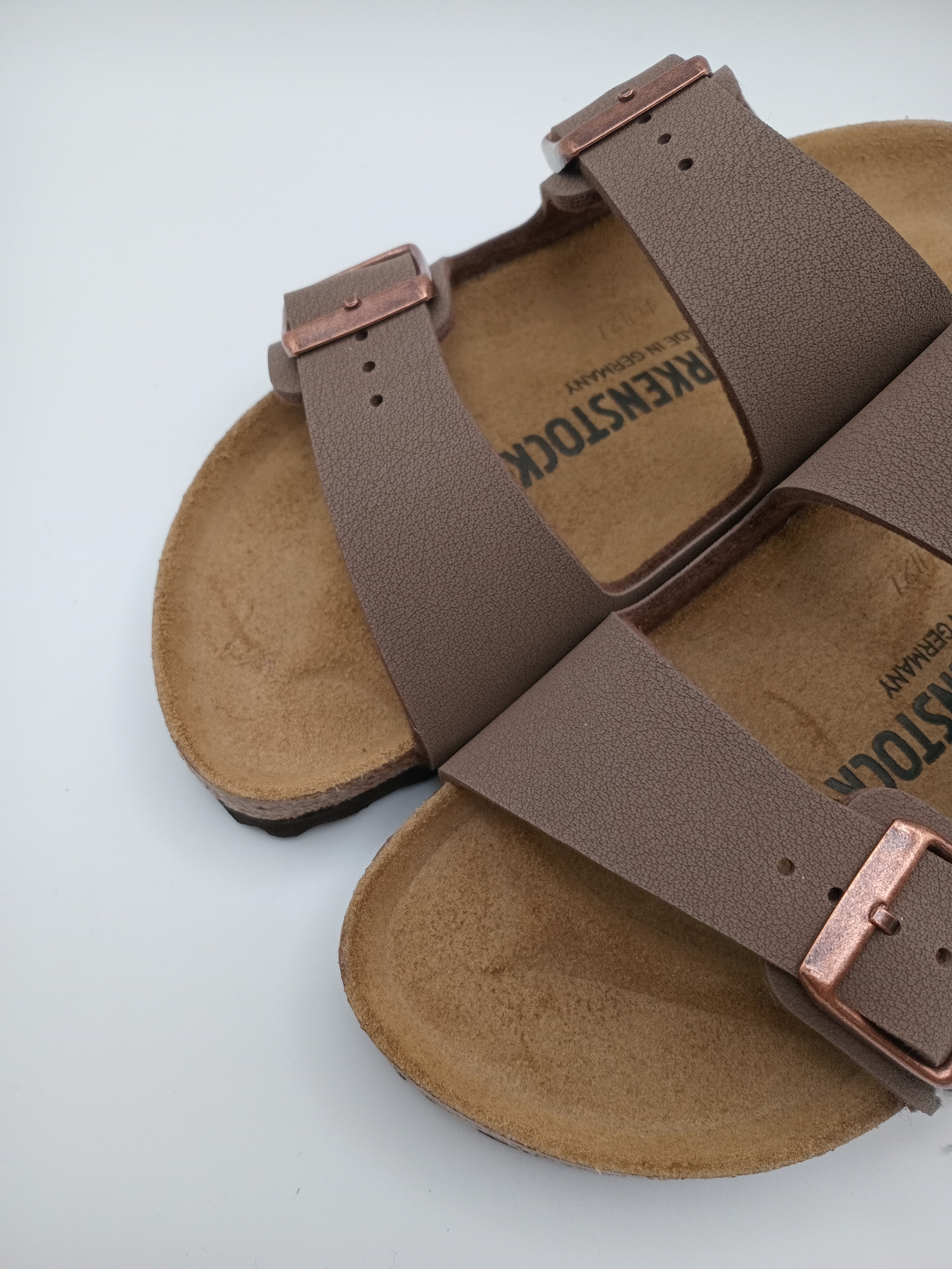 SANDÁLIA ARIZONA BS BIRKENSTOCK MOCCA FIVELA COBRE COURO CASTANHO ESCURO