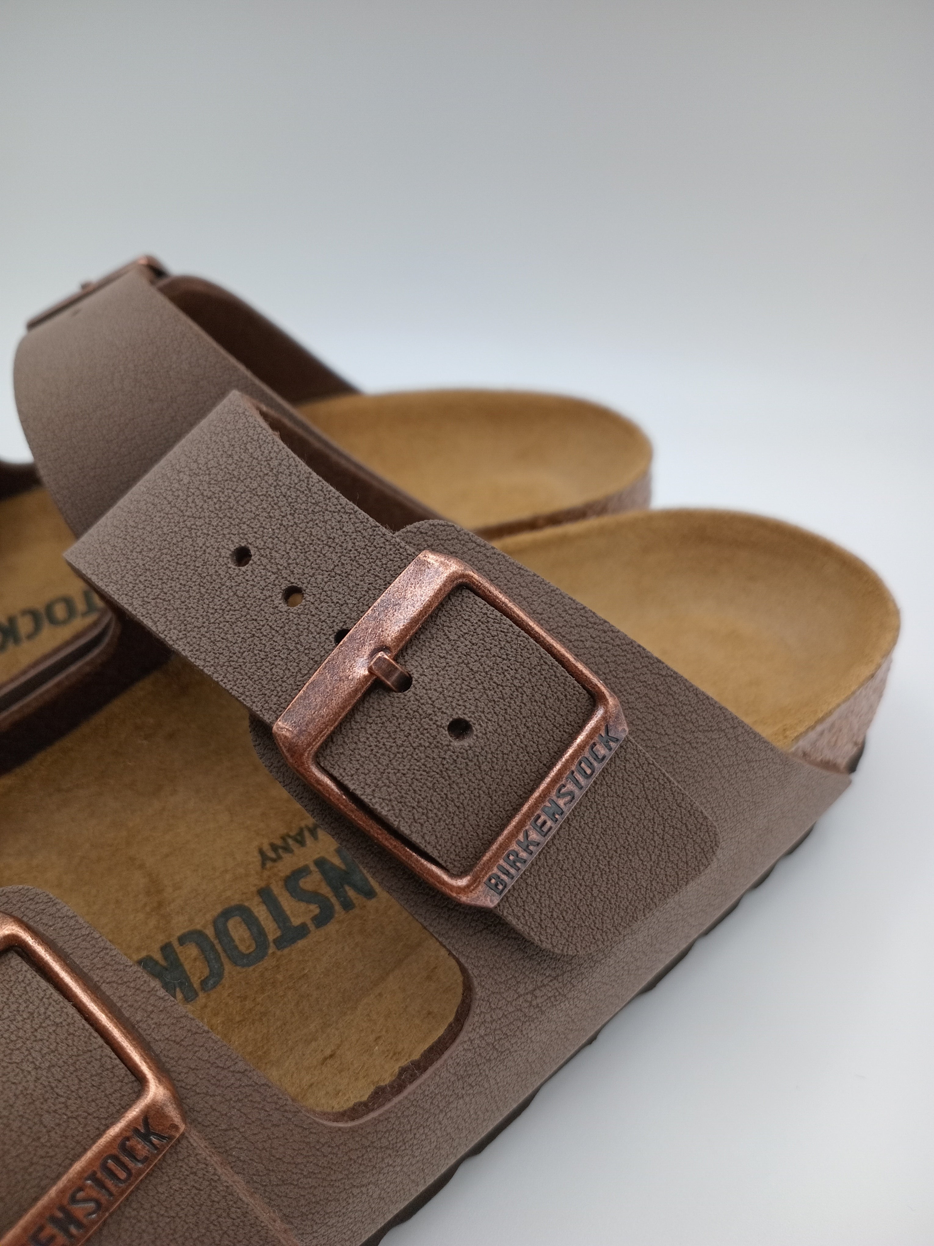 SANDÁLIA ARIZONA BS BIRKENSTOCK MOCCA FIVELA COBRE COURO CASTANHO ESCURO