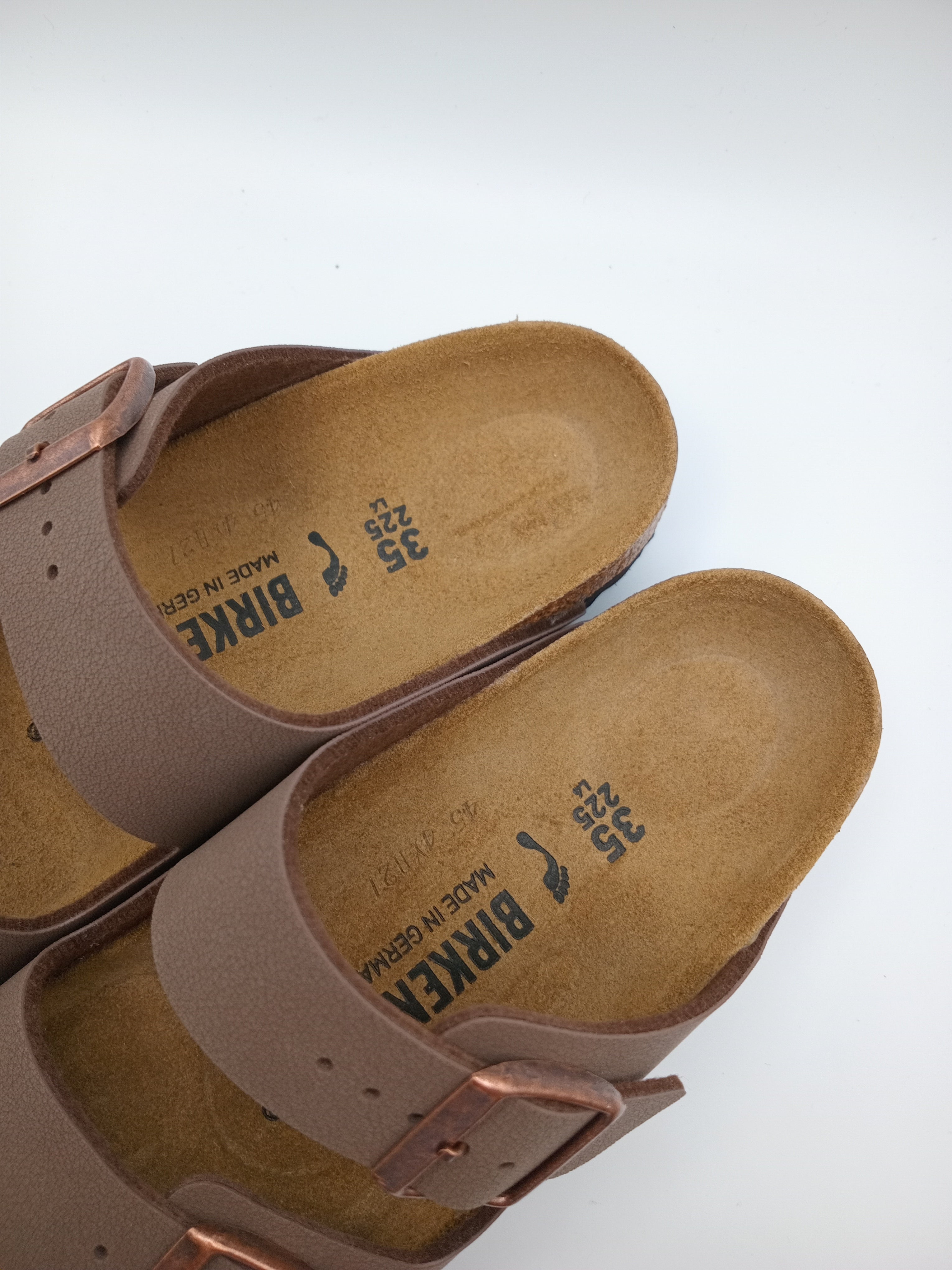 SANDÁLIA ARIZONA BS BIRKENSTOCK MOCCA FIVELA COBRE COURO CASTANHO ESCURO