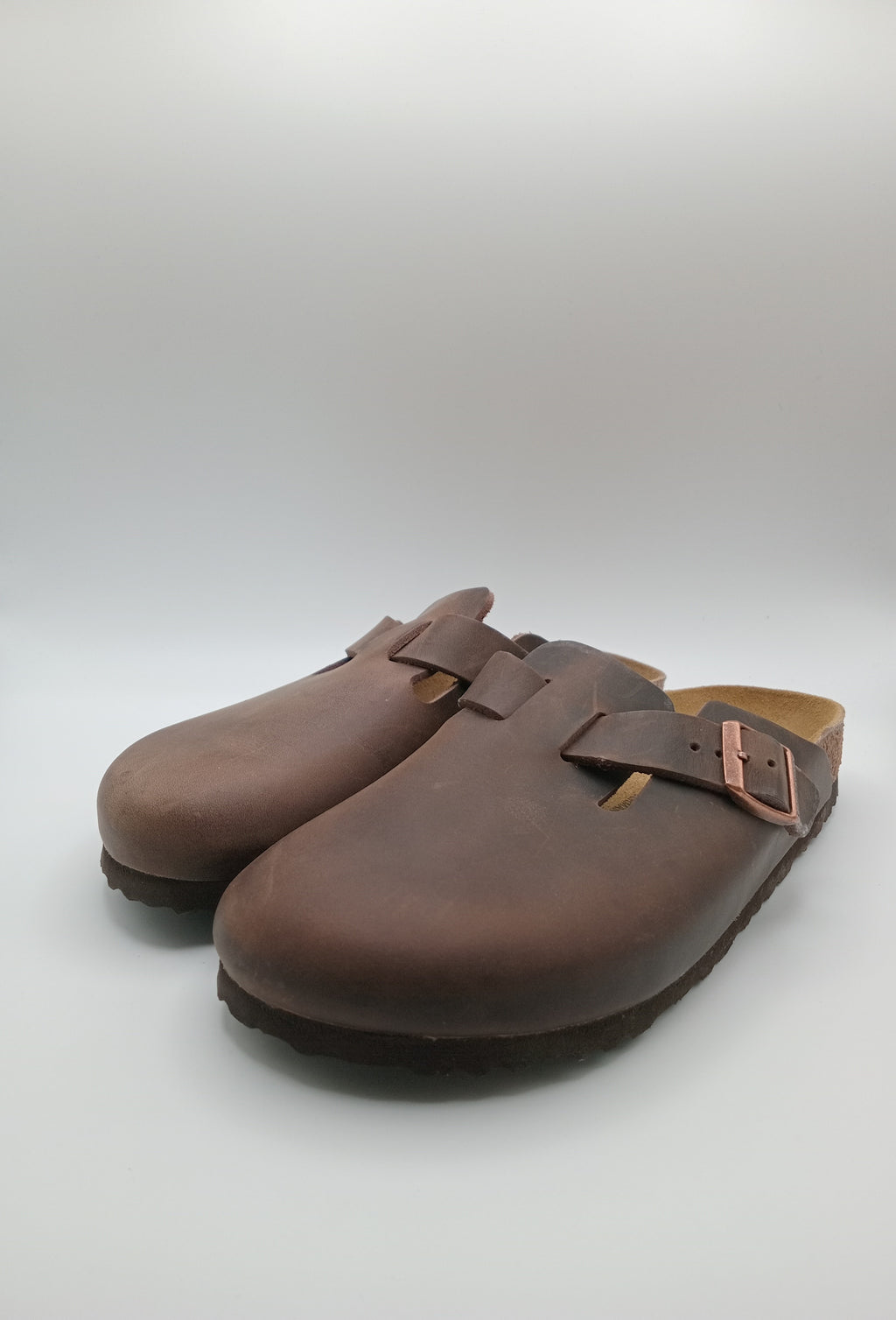 Sapatos Birkenstock Boston BS Habana Castanho escuro casuais de camurça com fivela ajustável, socas confortáveis com sola de cortiça ergonómica, calçado unissexo estilo clássico para uso diário