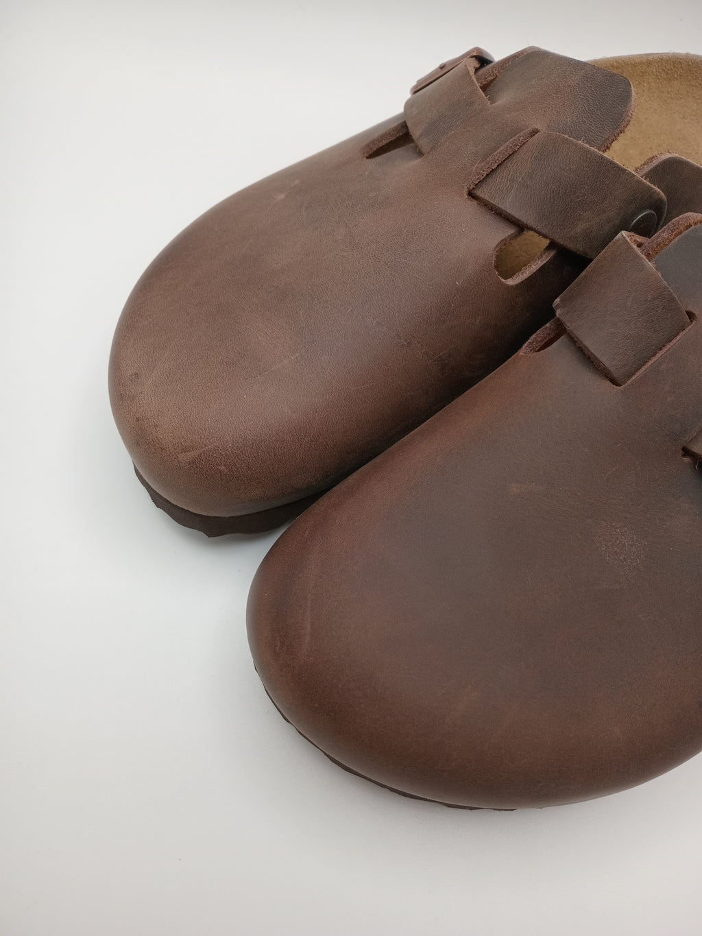 Sapatos Birkenstock Boston BS Habana Castanho escuro casuais de camurça com fivela ajustável, socas confortáveis com sola de cortiça ergonómica, calçado unissexo estilo clássico para uso diário