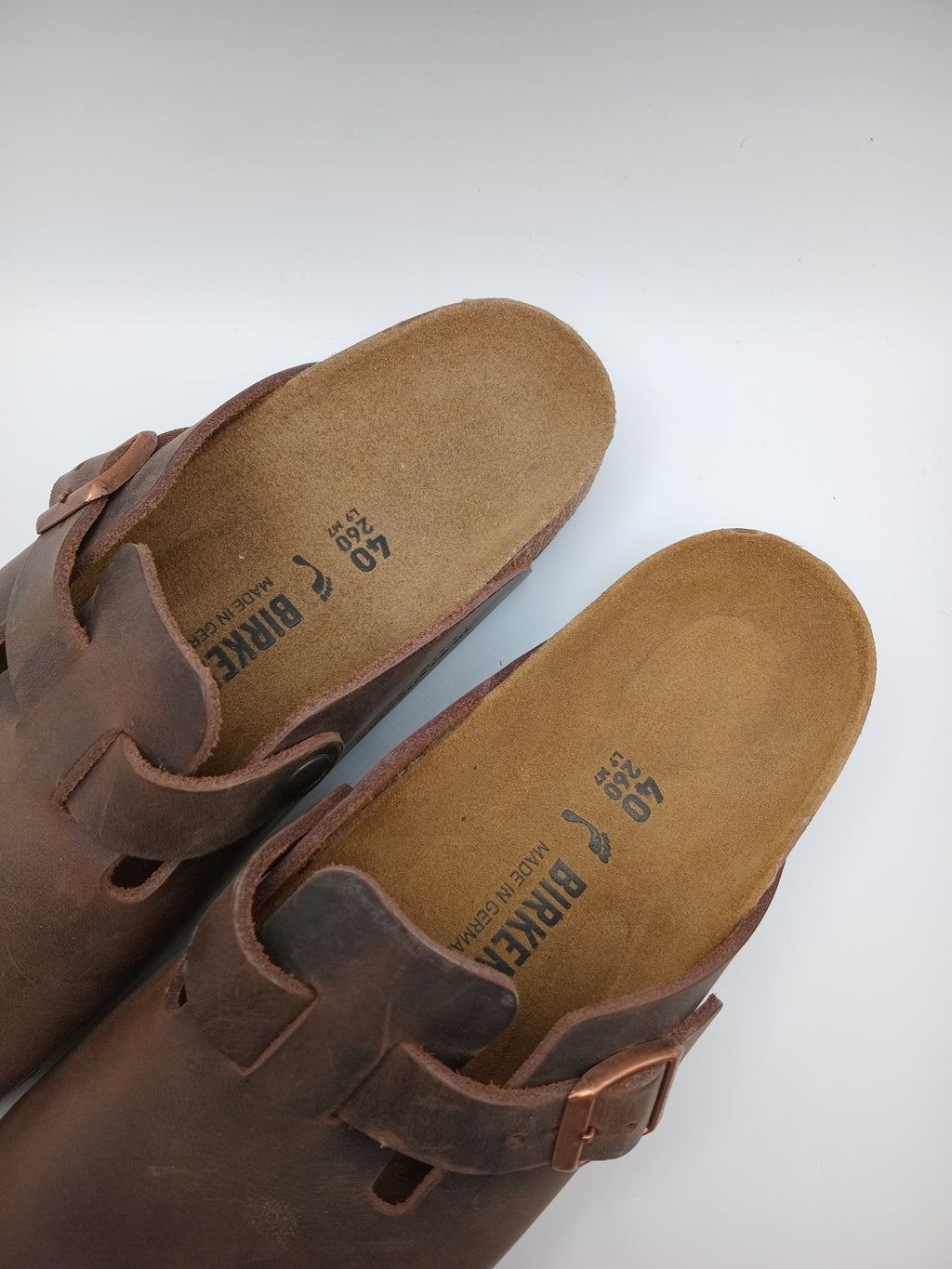 Sapatos Birkenstock Boston BS Habana Castanho escuro casuais de camurça com fivela ajustável, socas confortáveis com sola de cortiça ergonómica, calçado unissexo estilo clássico para uso diário