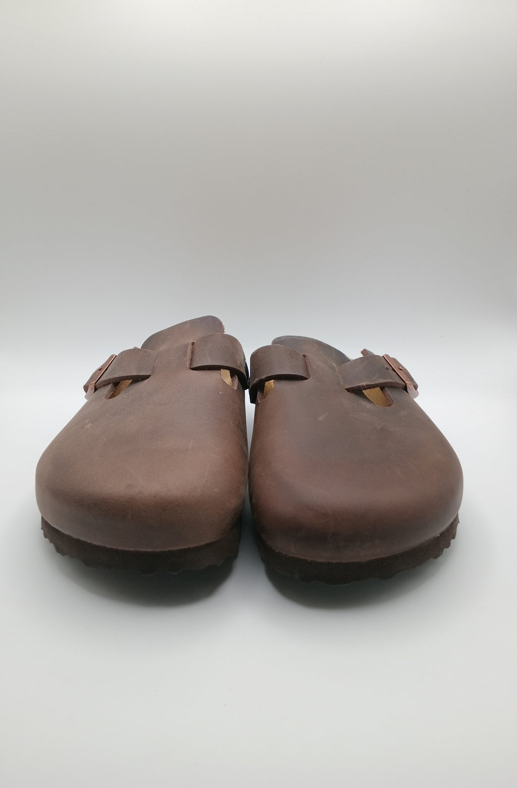 Sapatos Birkenstock Boston BS Habana Castanho escuro casuais de camurça com fivela ajustável, socas confortáveis com sola de cortiça ergonómica, calçado unissexo estilo clássico para uso diário