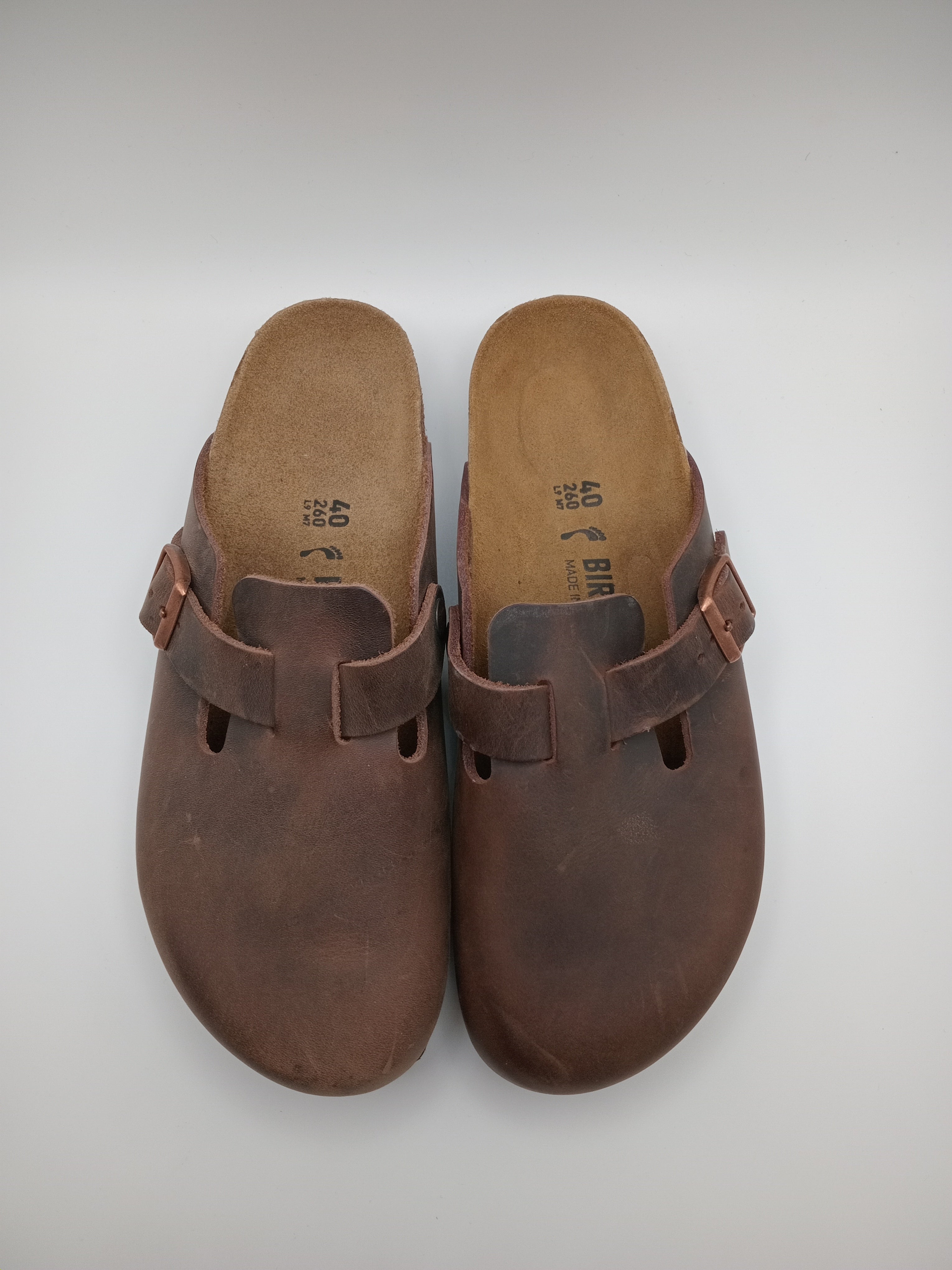 Sapatos Birkenstock Boston BS Habana Castanho escuro casuais de camurça com fivela ajustável, socas confortáveis com sola de cortiça ergonómica, calçado unissexo estilo clássico para uso diário