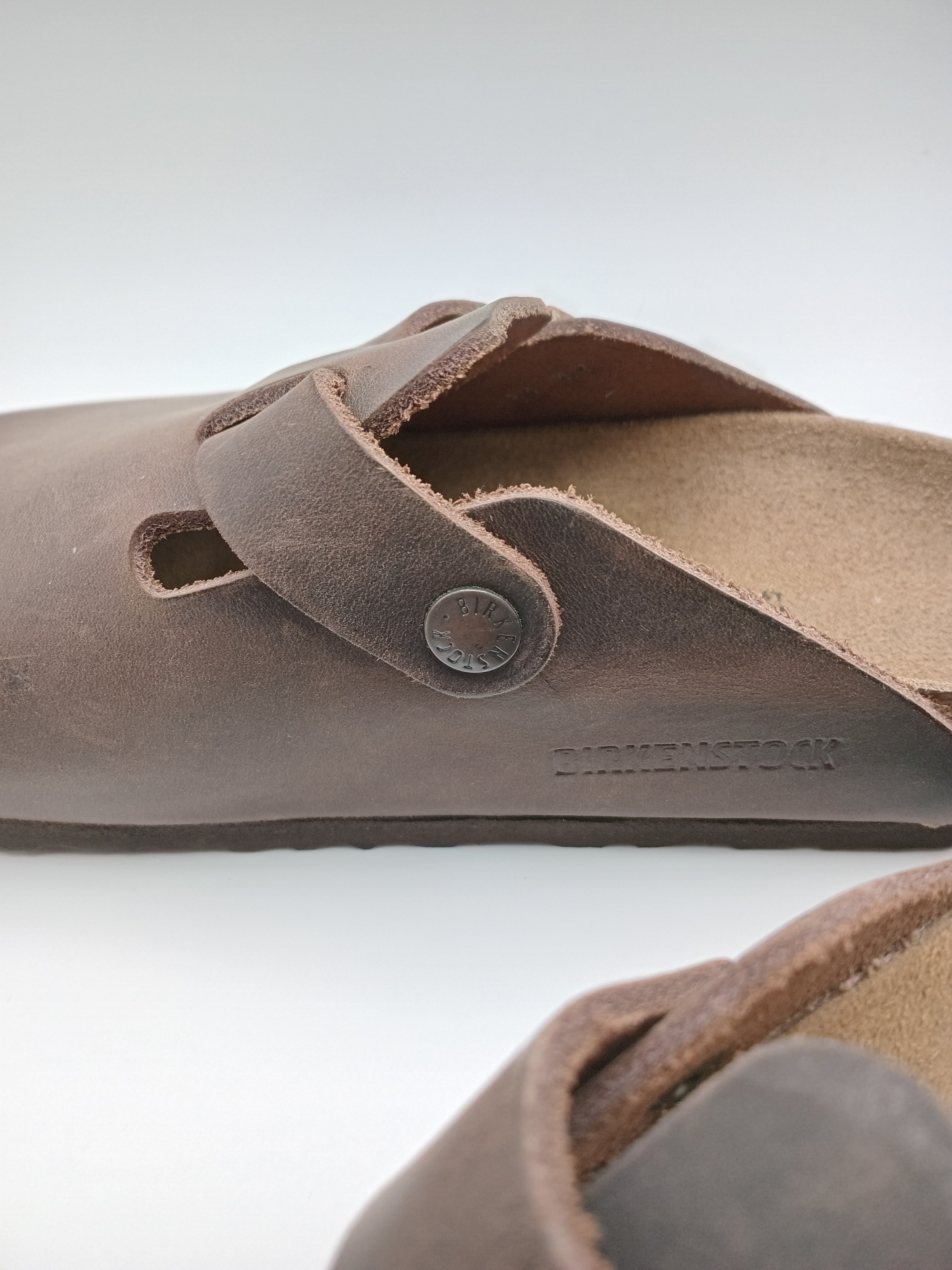 Sapatos Birkenstock Boston BS Habana Castanho escuro casuais de camurça com fivela ajustável, socas confortáveis com sola de cortiça ergonómica, calçado unissexo estilo clássico para uso diário