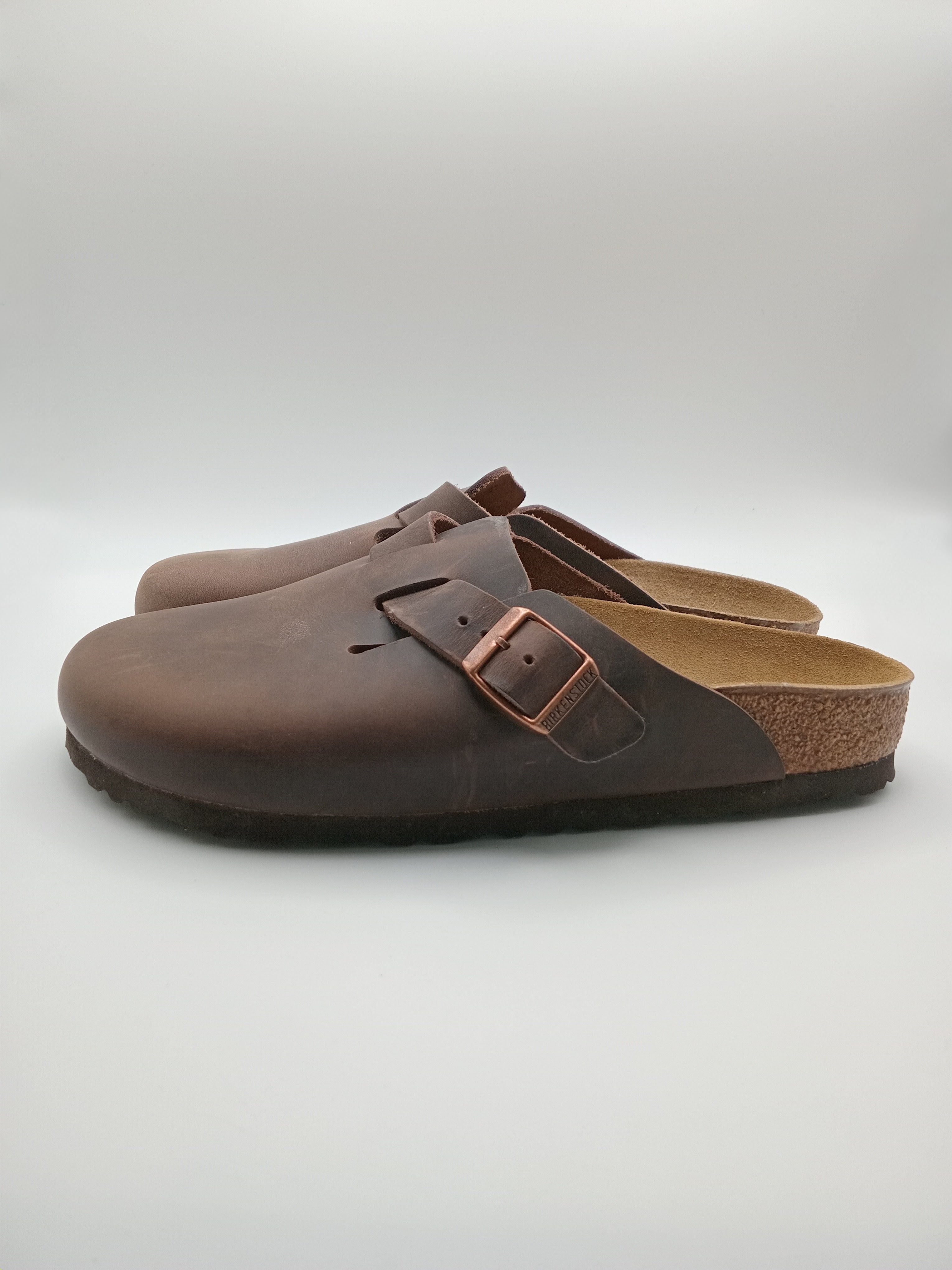 Sapatos Birkenstock Boston BS Habana Castanho escuro casuais de camurça com fivela ajustável, socas confortáveis com sola de cortiça ergonómica, calçado unissexo estilo clássico para uso diário