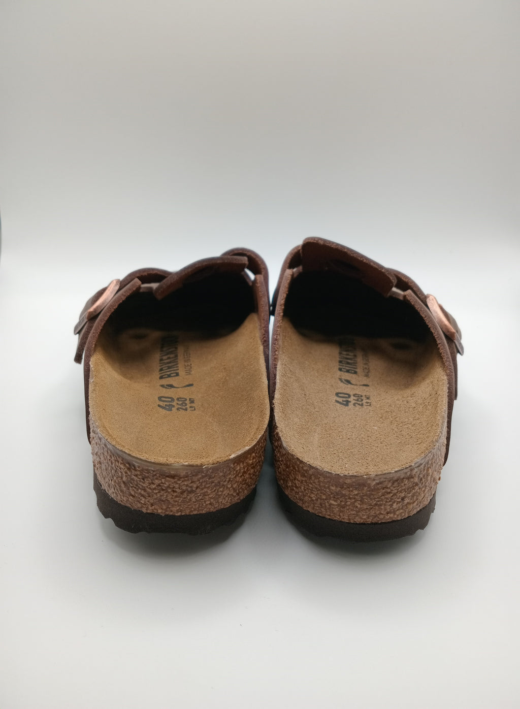 Sapatos Birkenstock Boston BS Habana Castanho escuro casuais de camurça com fivela ajustável, socas confortáveis com sola de cortiça ergonómica, calçado unissexo estilo clássico para uso diário