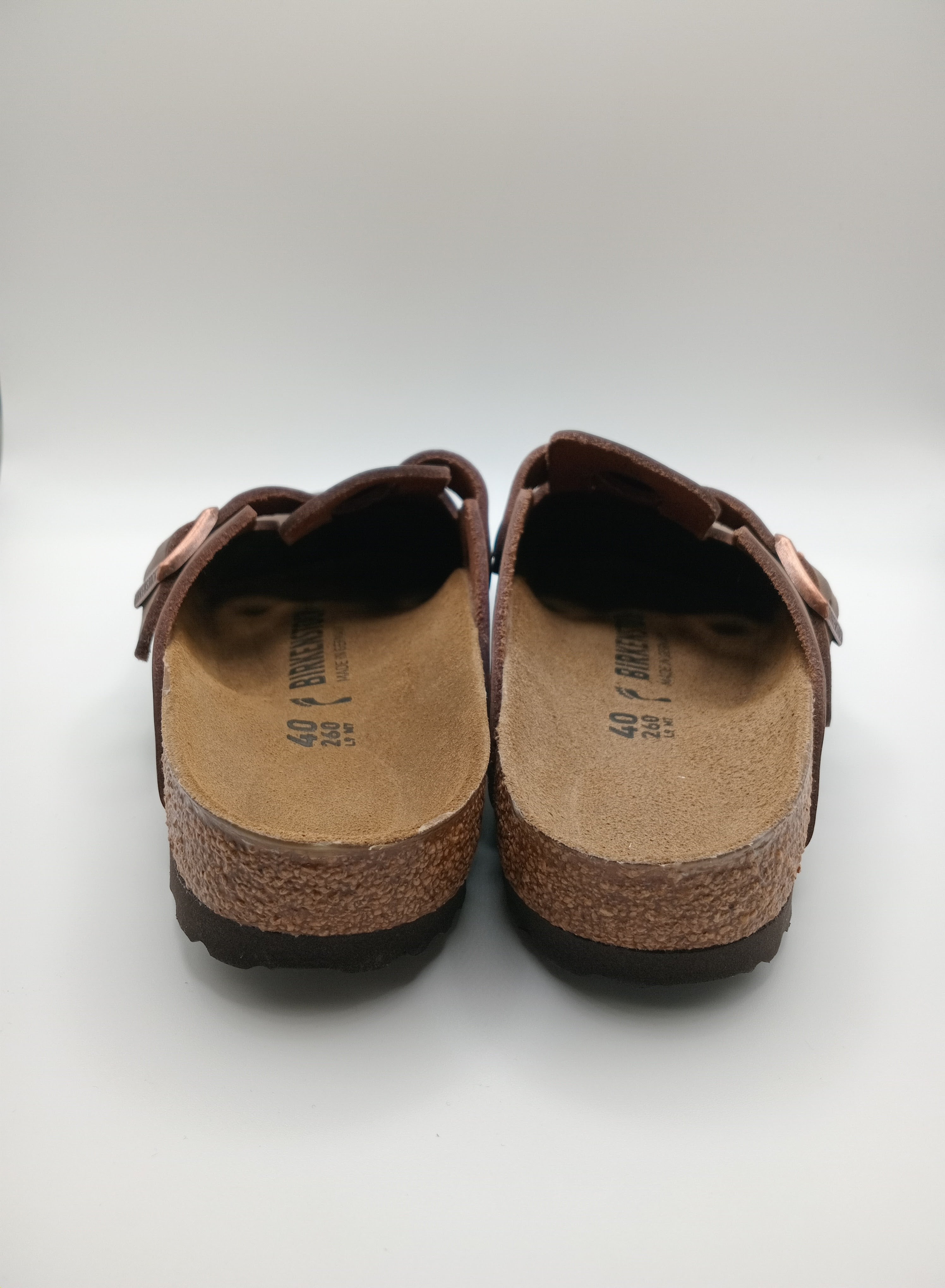 Sapatos Birkenstock Boston BS Habana Castanho escuro casuais de camurça com fivela ajustável, socas confortáveis com sola de cortiça ergonómica, calçado unissexo estilo clássico para uso diário