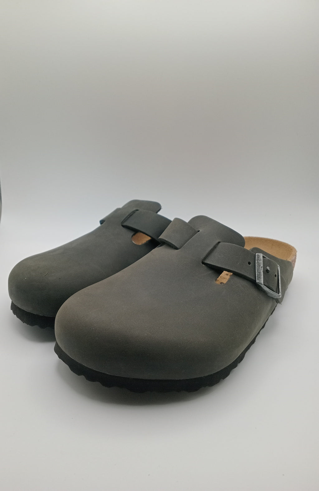 Sapatos Birkenstock Boston BS Desert dust Black Cinza asfalto Preto casuais de camurça com fivela ajustável, socos confortáveis com sola de cortiça ergonómica, calçado unissexo estilo clássico para uso diário