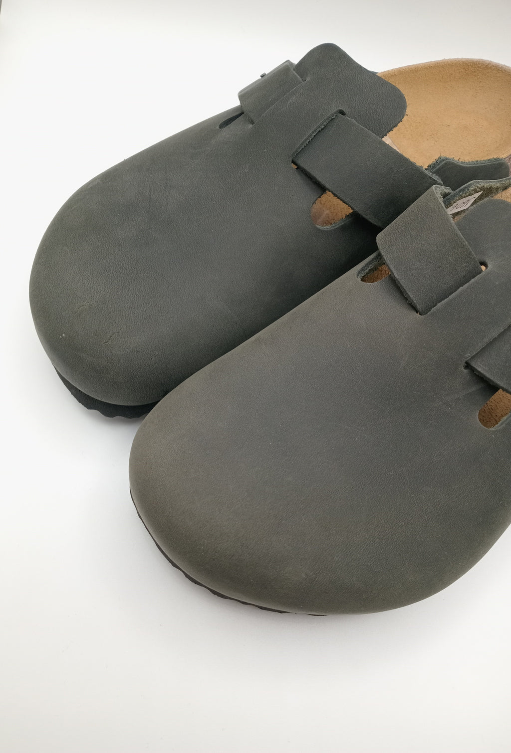 Sapatos Birkenstock Boston BS Desert dust Black Cinza asfalto Preto casuais de camurça com fivela ajustável, socos confortáveis com sola de cortiça ergonómica, calçado unissexo estilo clássico para uso diário