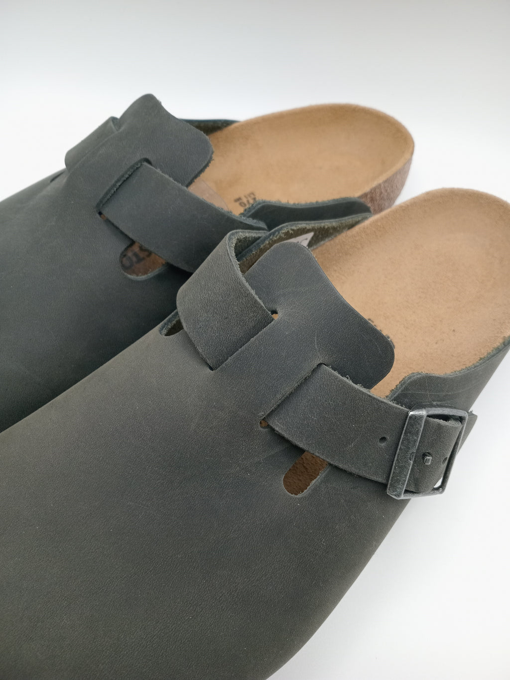 Sapatos Birkenstock Boston BS Desert dust Black Cinza asfalto Preto casuais de camurça com fivela ajustável, socos confortáveis com sola de cortiça ergonómica, calçado unissexo estilo clássico para uso diário