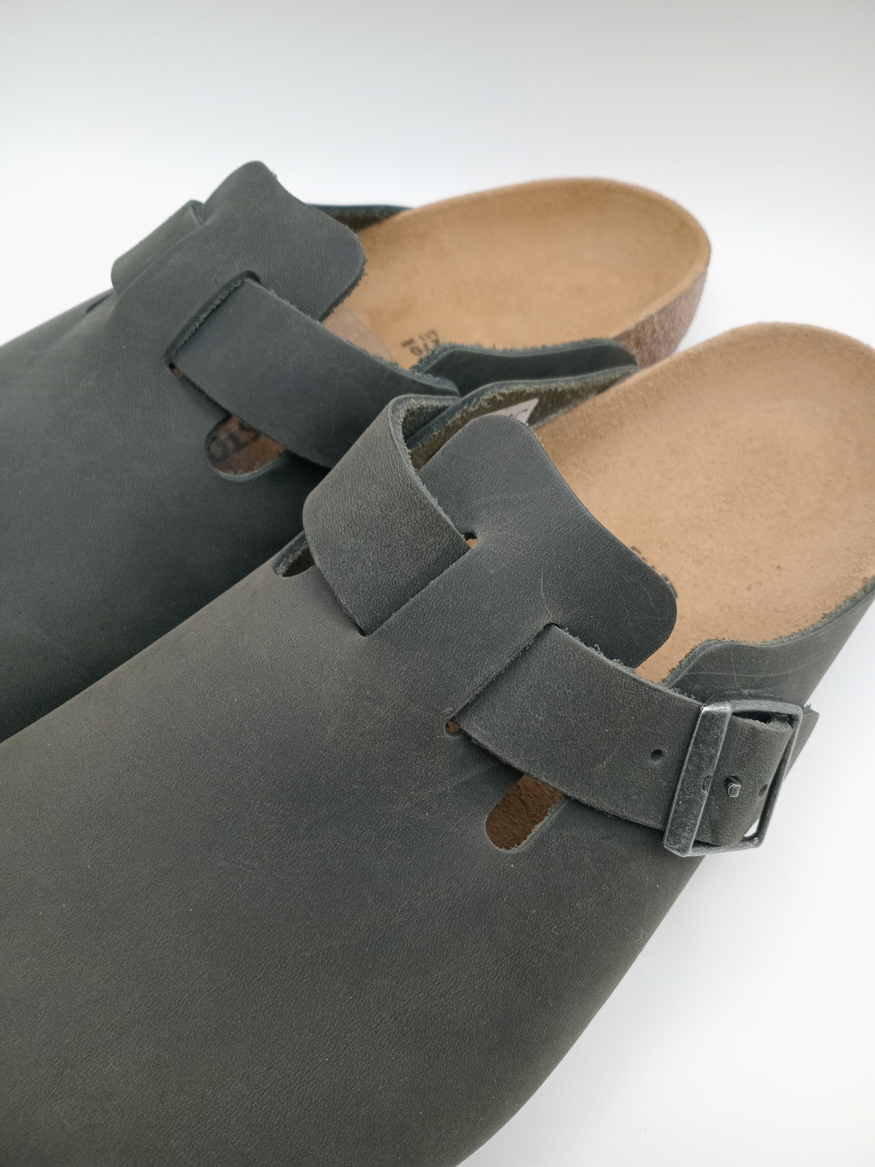 SOCAS BOSTON BS BIRKENSTOCK DESERT DUST BLACK FIVELA PRATA COURO PRETO