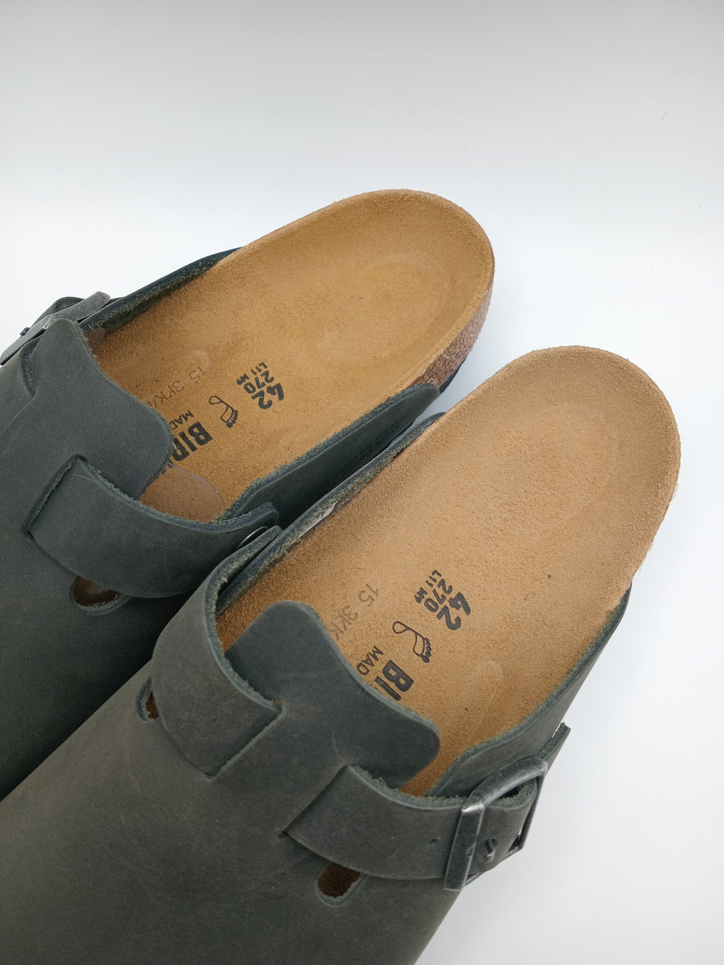 Sapatos Birkenstock Boston BS Desert dust Black Cinza asfalto Preto casuais de camurça com fivela ajustável, socos confortáveis com sola de cortiça ergonómica, calçado unissexo estilo clássico para uso diário