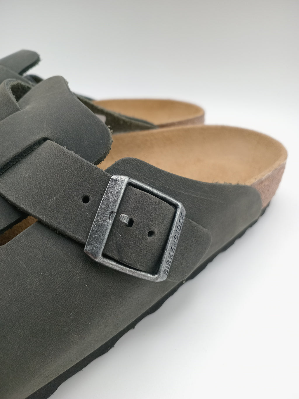 Sapatos Birkenstock Boston BS Desert dust Black Cinza asfalto Preto casuais de camurça com fivela ajustável, socos confortáveis com sola de cortiça ergonómica, calçado unissexo estilo clássico para uso diário