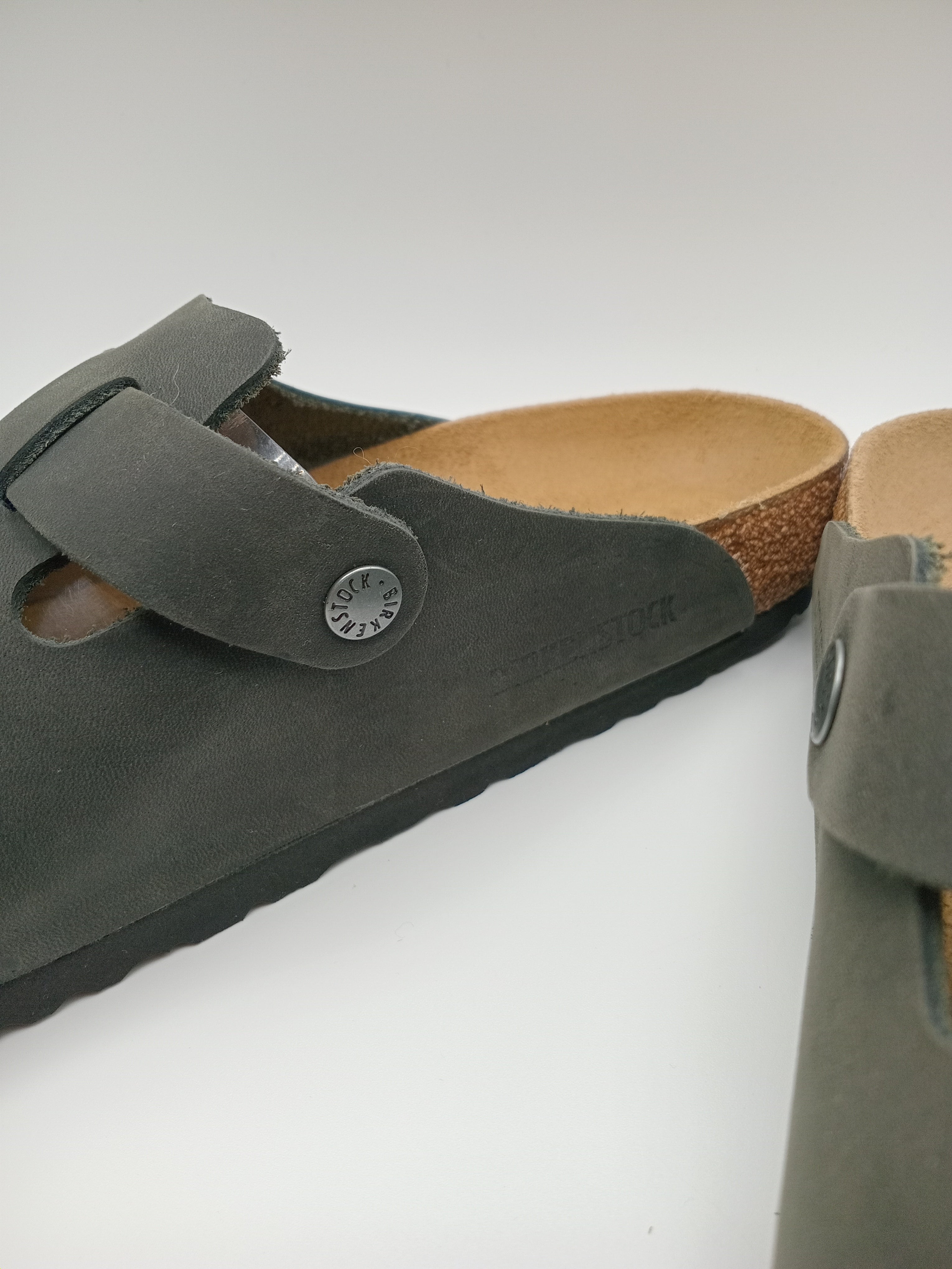 Sapatos Birkenstock Boston BS Desert dust Black Cinza asfalto Preto casuais de camurça com fivela ajustável, socos confortáveis com sola de cortiça ergonómica, calçado unissexo estilo clássico para uso diário