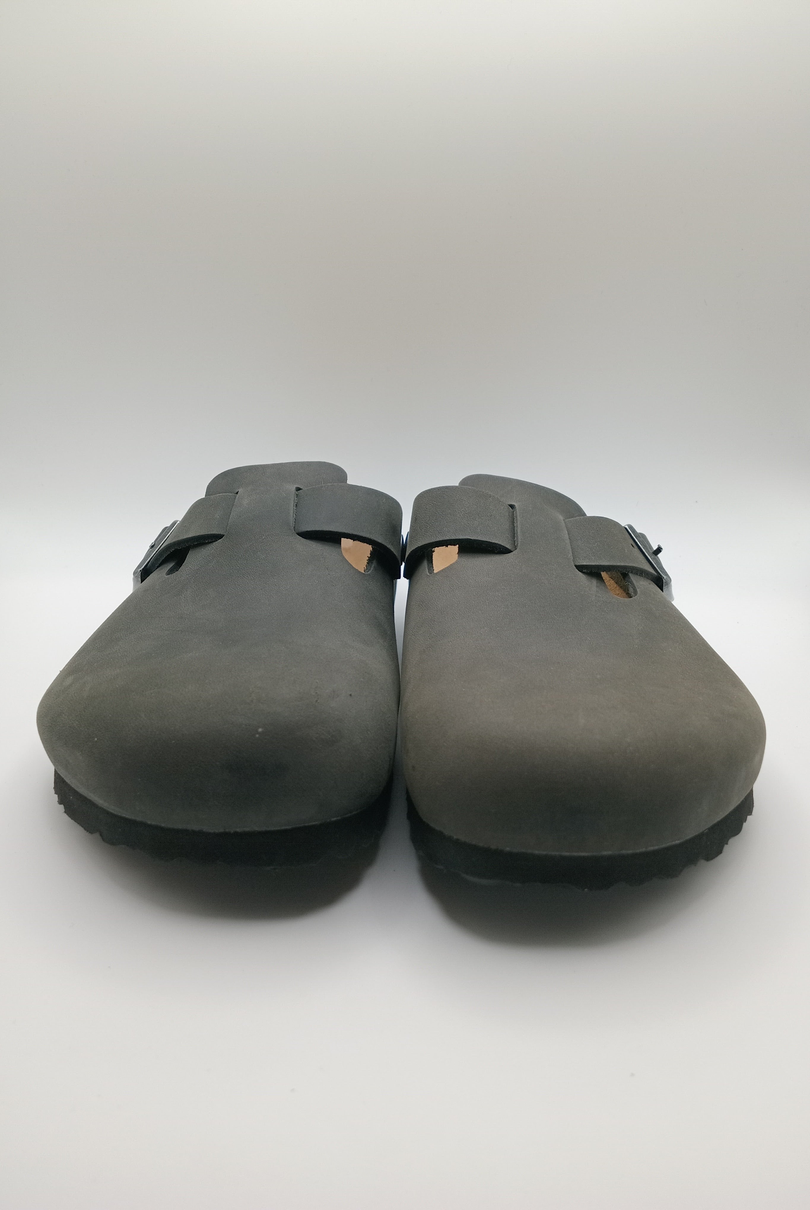 Sapatos Birkenstock Boston BS Desert dust Black Cinza asfalto Preto casuais de camurça com fivela ajustável, socos confortáveis com sola de cortiça ergonómica, calçado unissexo estilo clássico para uso diário