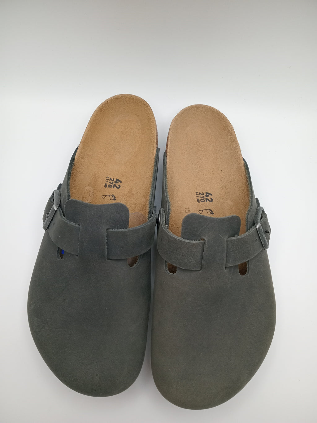 Sapatos Birkenstock Boston BS Desert dust Black Cinza asfalto Preto casuais de camurça com fivela ajustável, socos confortáveis com sola de cortiça ergonómica, calçado unissexo estilo clássico para uso diário
