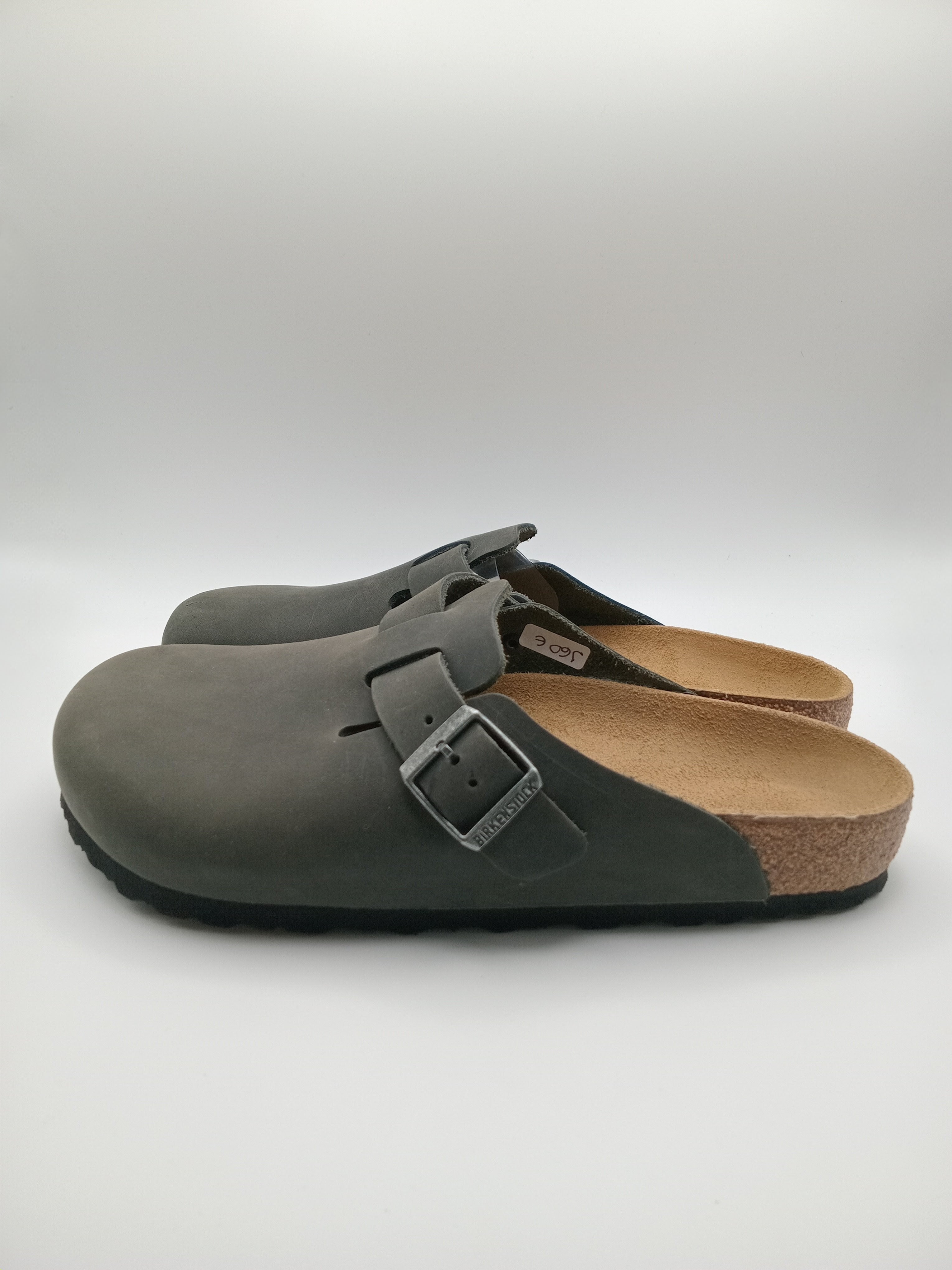 Sapatos Birkenstock Boston BS Desert dust Black Cinza asfalto Preto casuais de camurça com fivela ajustável, socos confortáveis com sola de cortiça ergonómica, calçado unissexo estilo clássico para uso diário