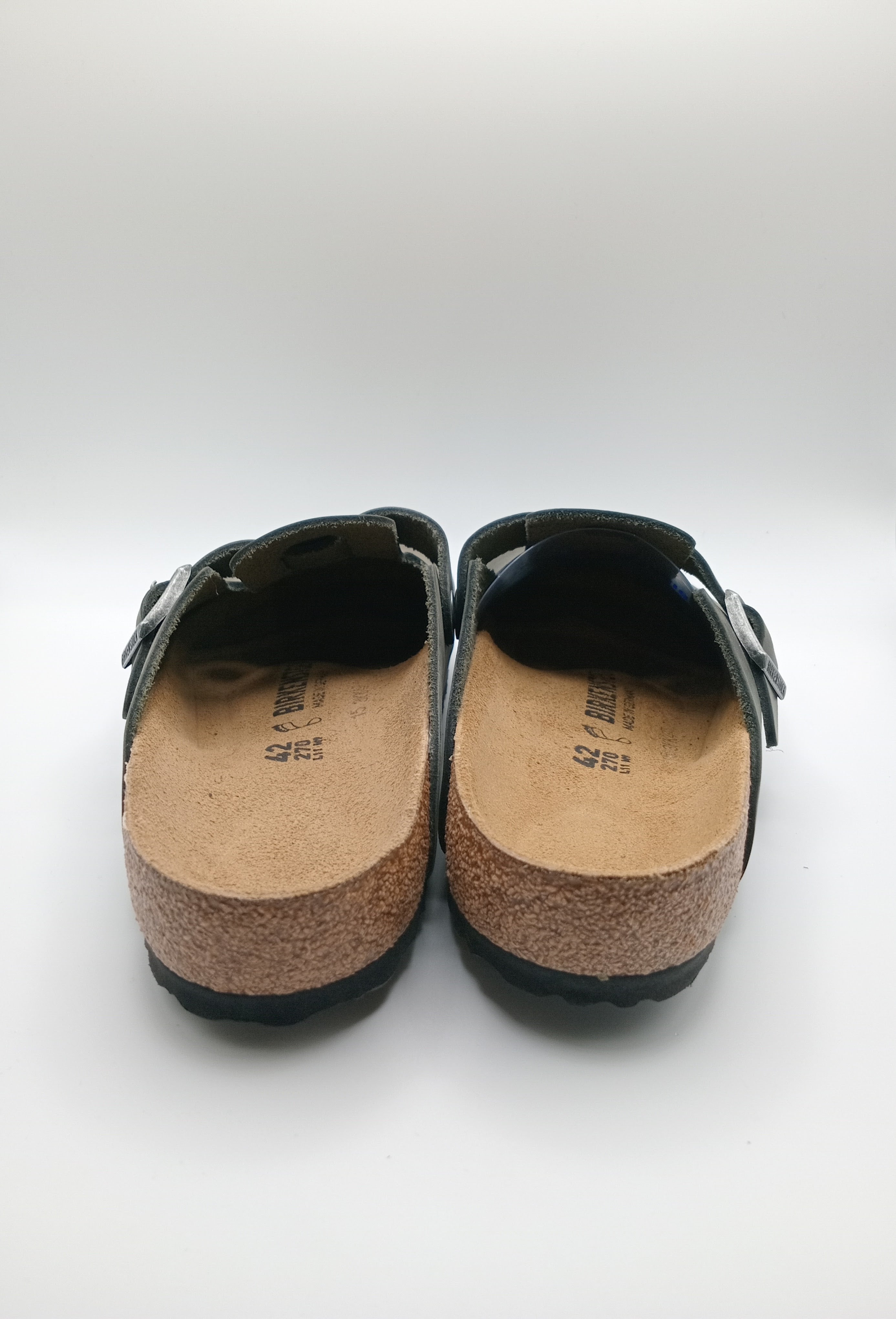 Sapatos Birkenstock Boston BS Desert dust Black Cinza asfalto Preto casuais de camurça com fivela ajustável, socos confortáveis com sola de cortiça ergonómica, calçado unissexo estilo clássico para uso diário