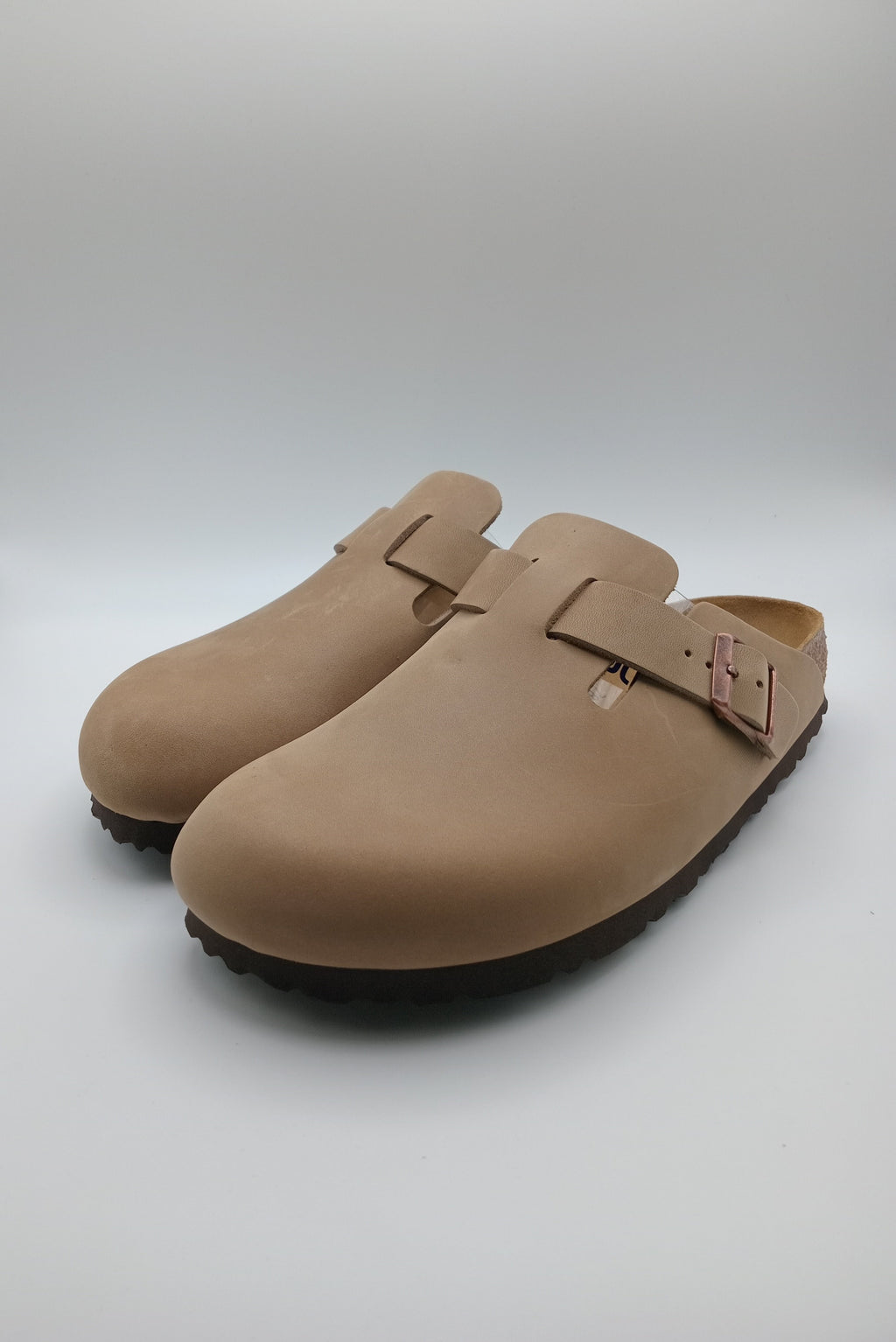 Sapatos Birkenstock Boston BS Tabacco Brown Bege casuais de camurça com fivela ajustável, socos confortáveis com sola de cortiça ergonómica, calçado unissexo estilo clássico para uso diário