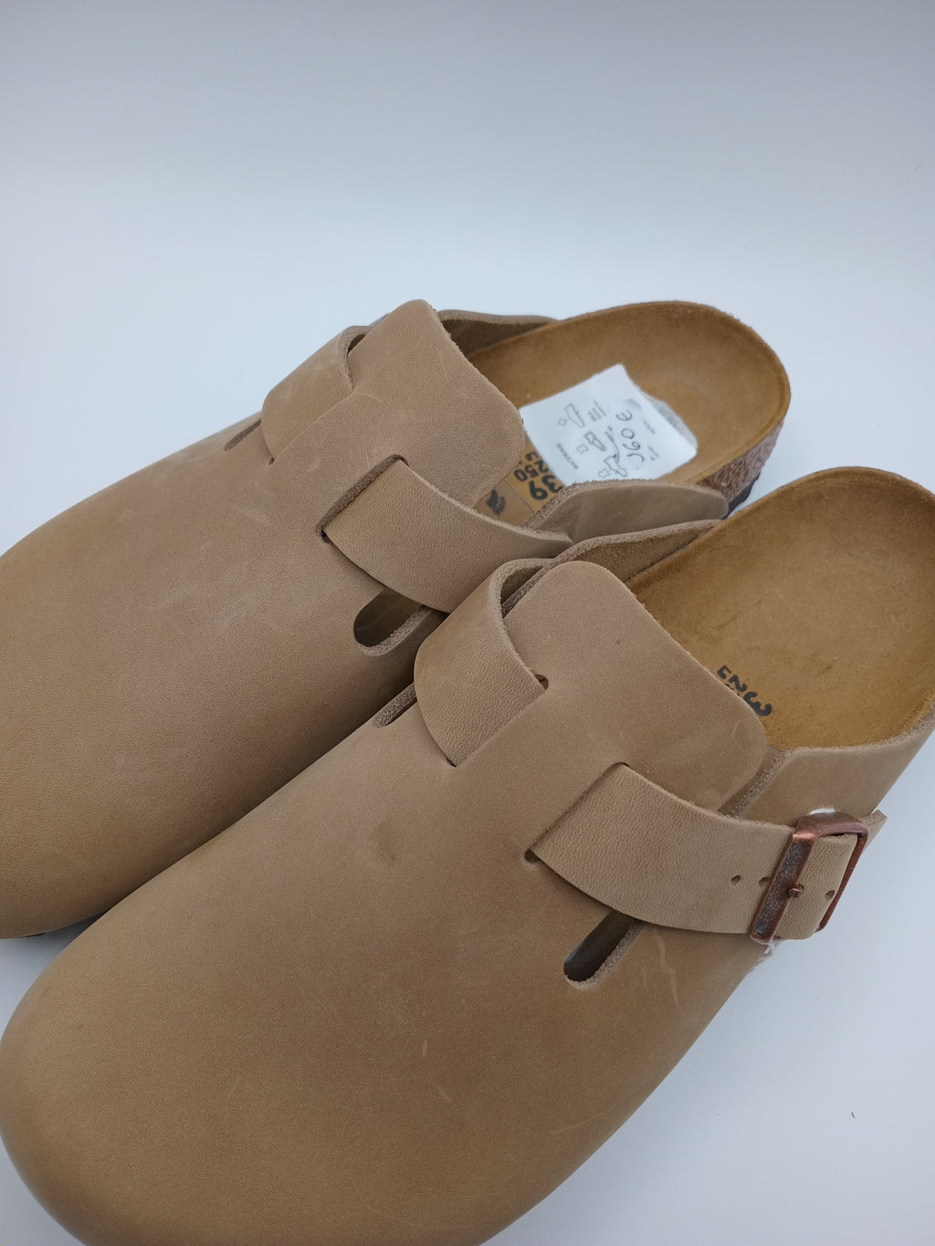 Sapatos Birkenstock Boston BS Tabacco Brown Bege casuais de camurça com fivela ajustável, socos confortáveis com sola de cortiça ergonómica, calçado unissexo estilo clássico para uso diário