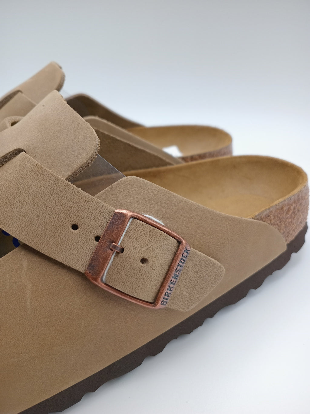 Sapatos Birkenstock Boston BS Tabacco Brown Bege casuais de camurça com fivela ajustável, socos confortáveis com sola de cortiça ergonómica, calçado unissexo estilo clássico para uso diário