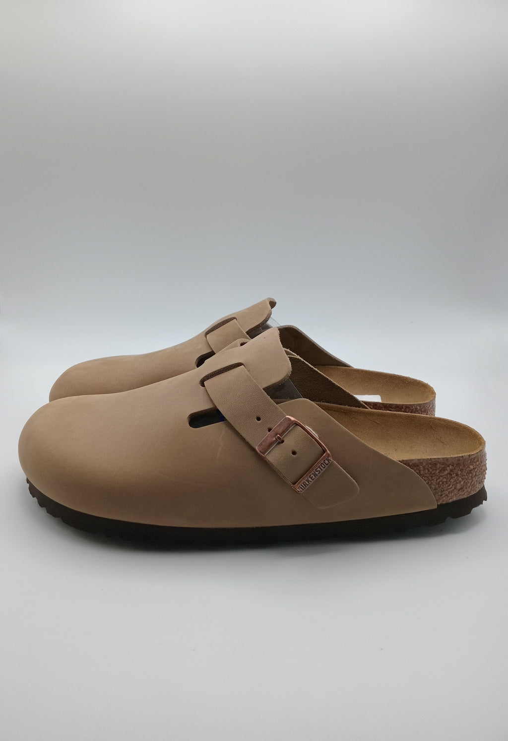 Sapatos Birkenstock Boston BS Tabacco Brown Bege casuais de camurça com fivela ajustável, socos confortáveis com sola de cortiça ergonómica, calçado unissexo estilo clássico para uso diário