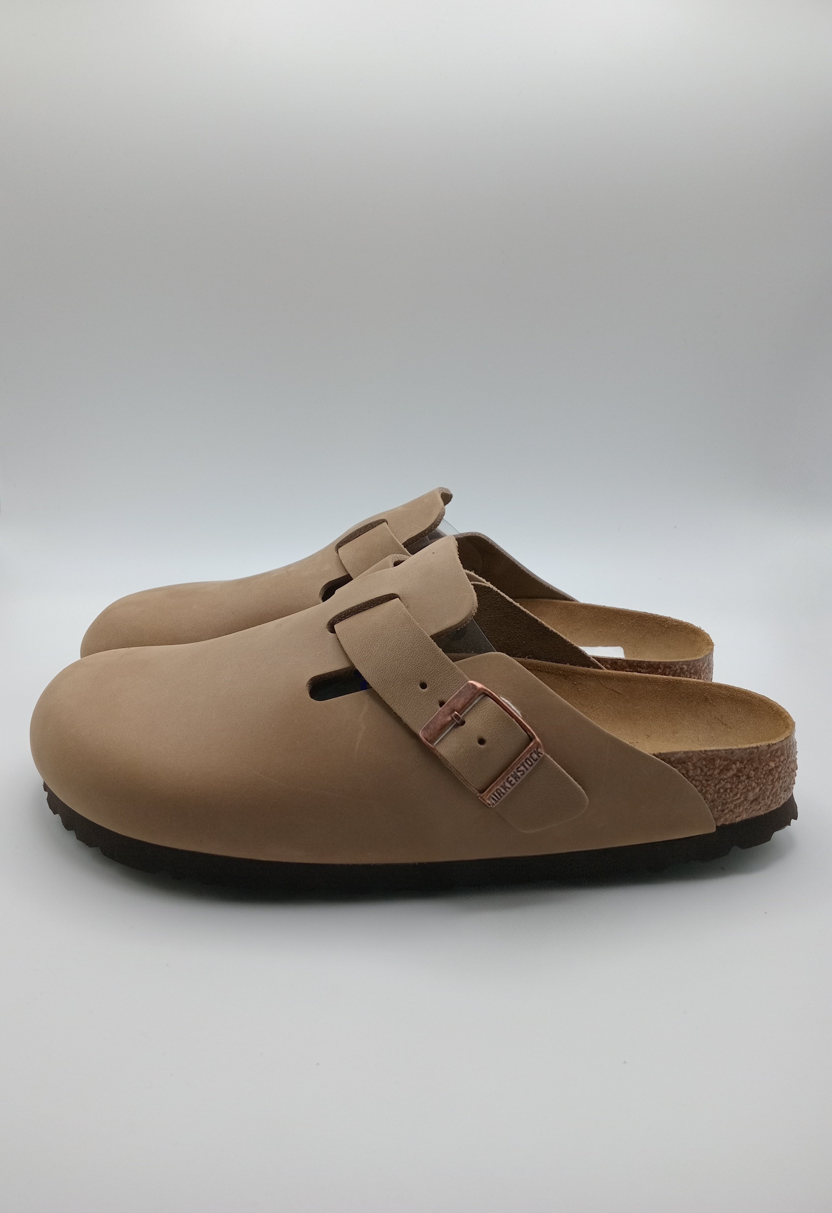 Sapatos Birkenstock Boston BS Tabacco Brown Bege casuais de camurça com fivela ajustável, socos confortáveis com sola de cortiça ergonómica, calçado unissexo estilo clássico para uso diário