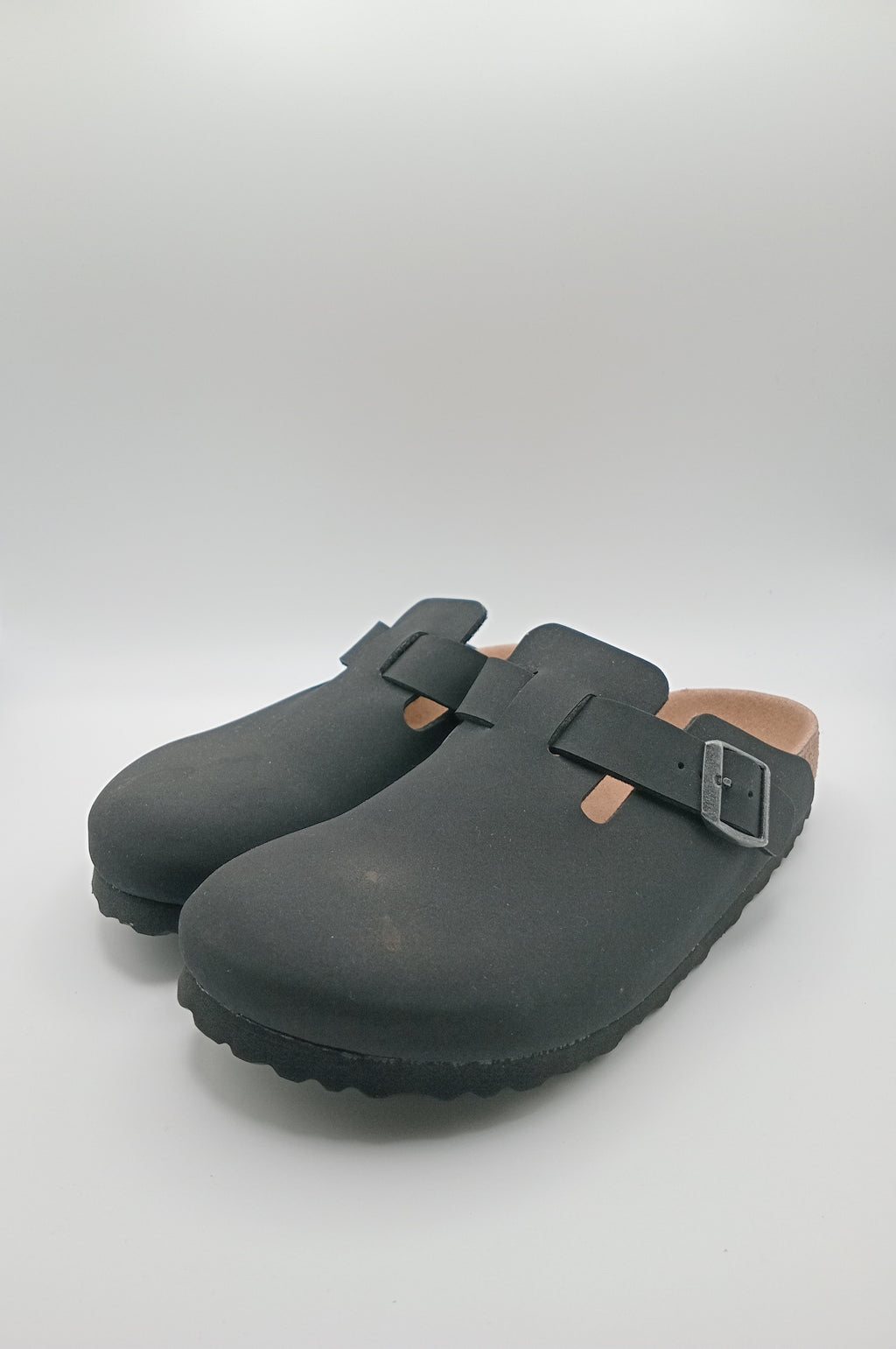 Sapatos Birkenstock Vegan Boston Black casuais de camurça com fivela ajustável, socos confortáveis com sola de cortiça ergonómica, calçado unissexo estilo clássico para uso diário