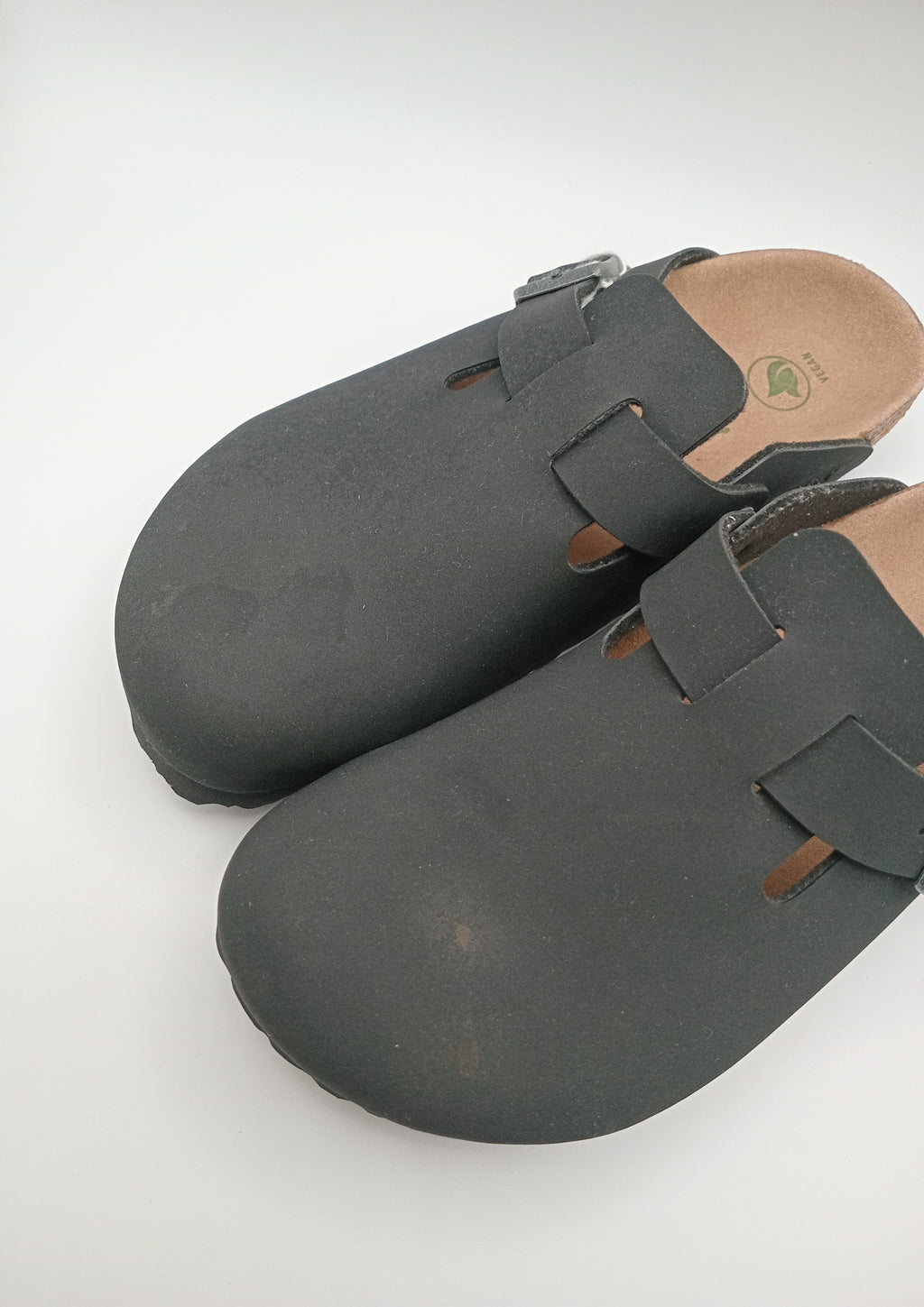 Sapatos Birkenstock Vegan Boston Black casuais de camurça com fivela ajustável, socos confortáveis com sola de cortiça ergonómica, calçado unissexo estilo clássico para uso diário