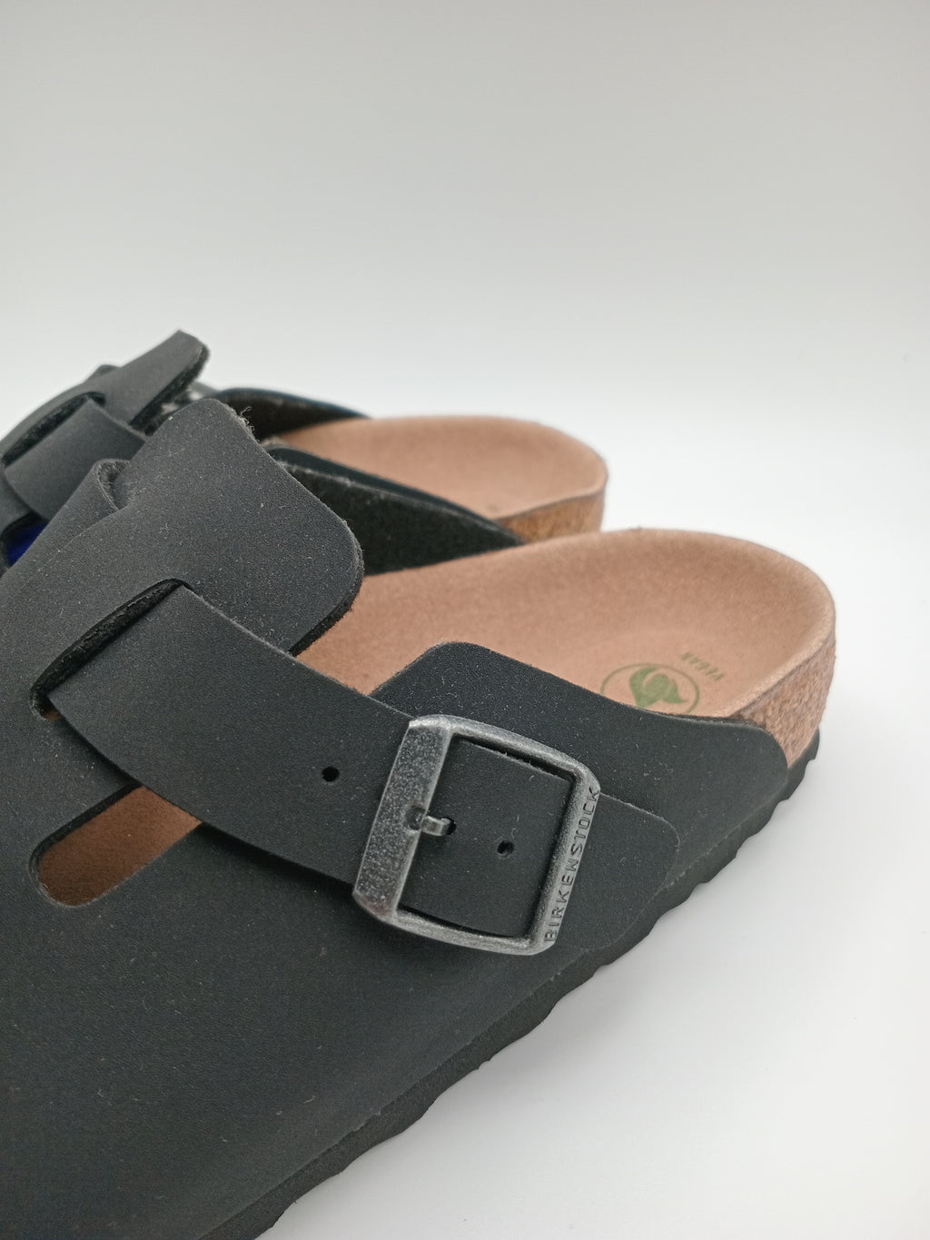 Sapatos Birkenstock Vegan Boston Black casuais de camurça com fivela ajustável, socos confortáveis com sola de cortiça ergonómica, calçado unissexo estilo clássico para uso diário