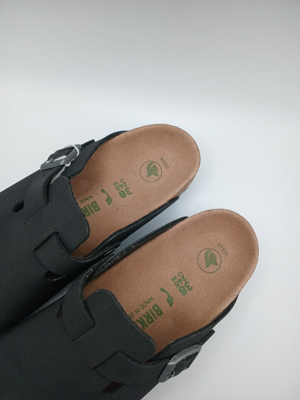 Sapatos Birkenstock Vegan Boston Black casuais de camurça com fivela ajustável, socos confortáveis com sola de cortiça ergonómica, calçado unissexo estilo clássico para uso diário